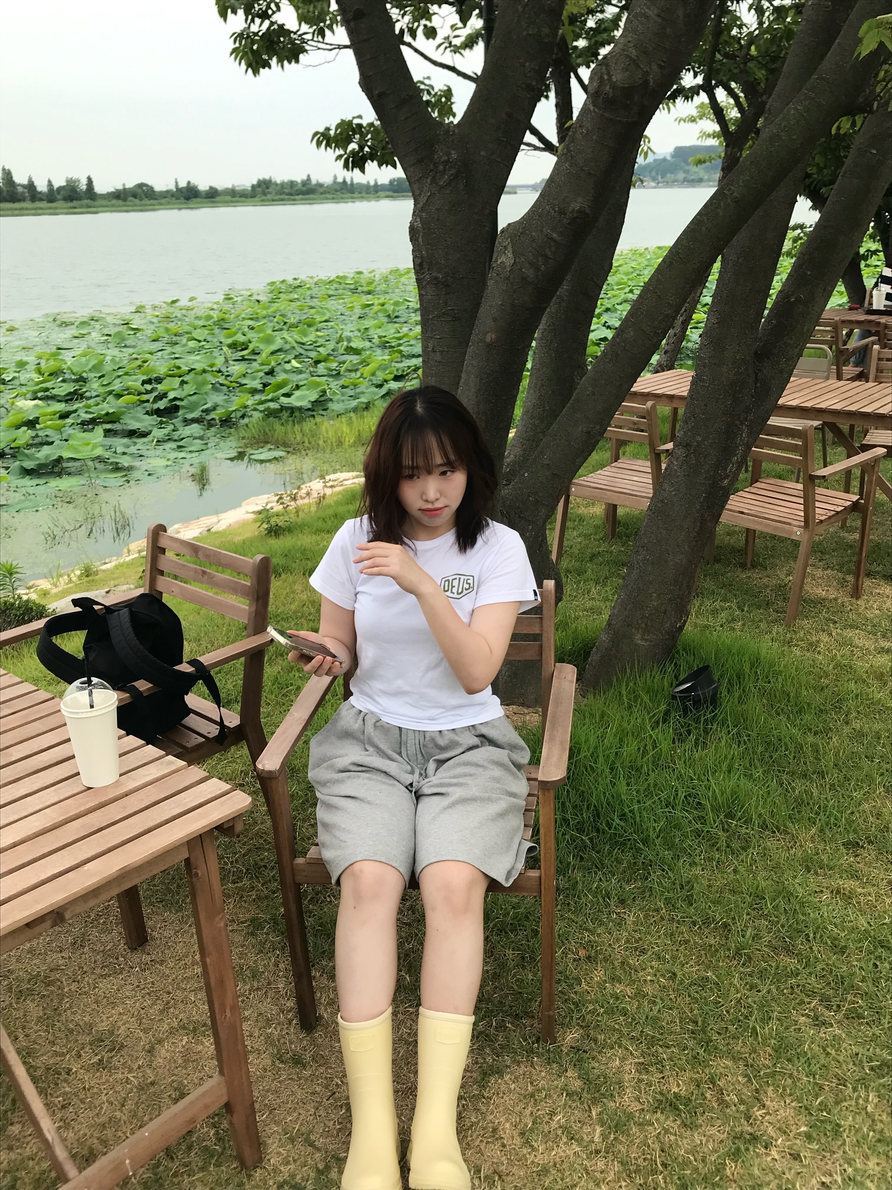 (Kids) Deus Ex Machina College Samcheong T-Shirt White, CDG Backpack Black 착용 스타일