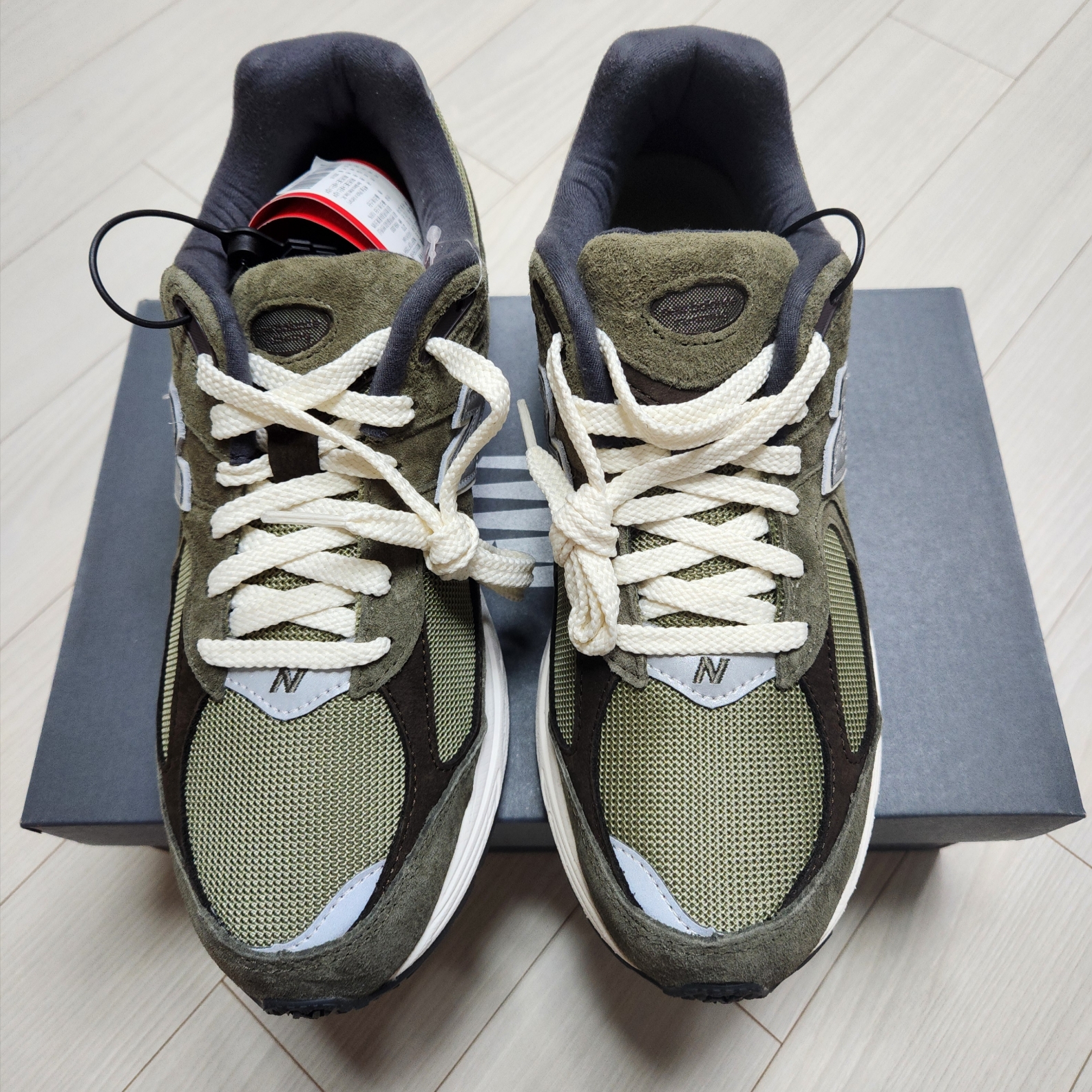 New Balance 2002R Special Vintage Khaki 착용 스타일