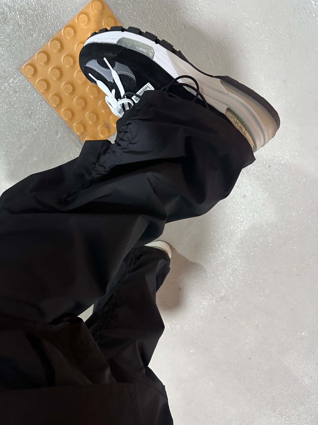 New Balance 992 Made in USA Black Grey 착용 스타일
