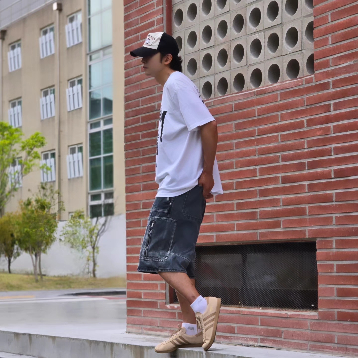 Stussy DSM World Tour T-Shirt White, Adidas Stadt Magic Beige 착용 스타일 - 2