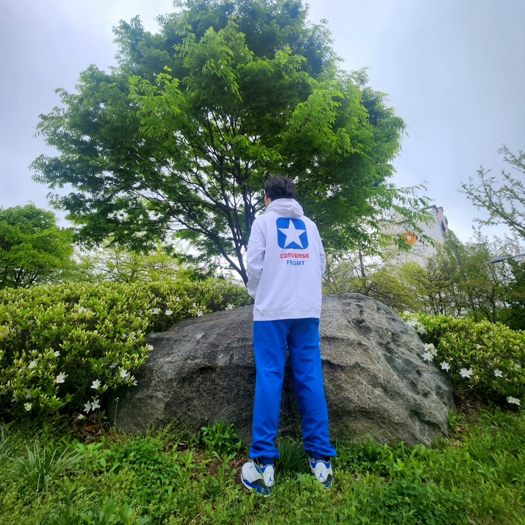 Converse x Fragment Hoodie White, Jordan 3 Retro Racer Blue 착용 스타일
