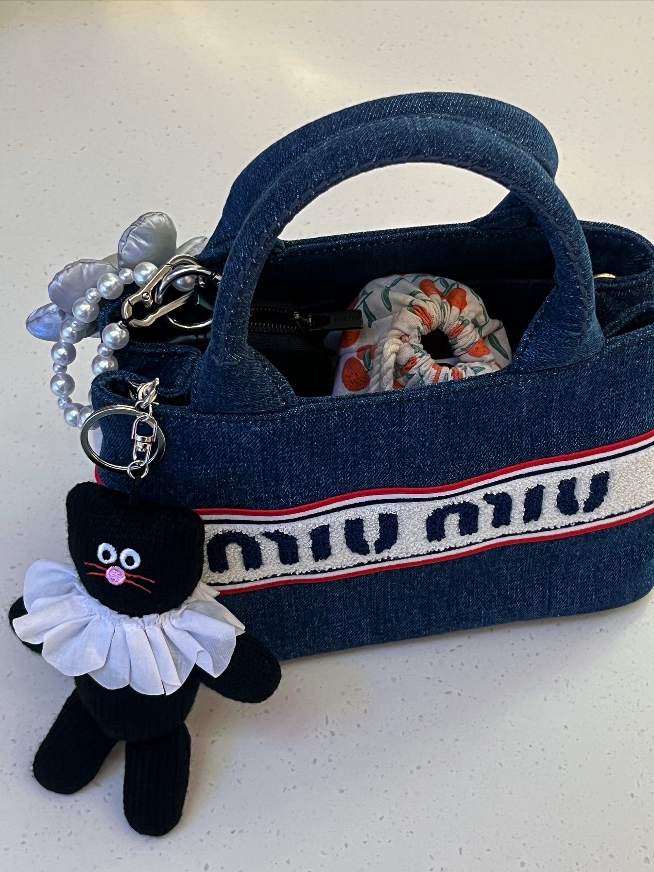 Monamhee Beulpingi Knitted Keyring Black, Miu Miu Denim Handbag with Embroidered Logo Blue 착용 스타일 - 1