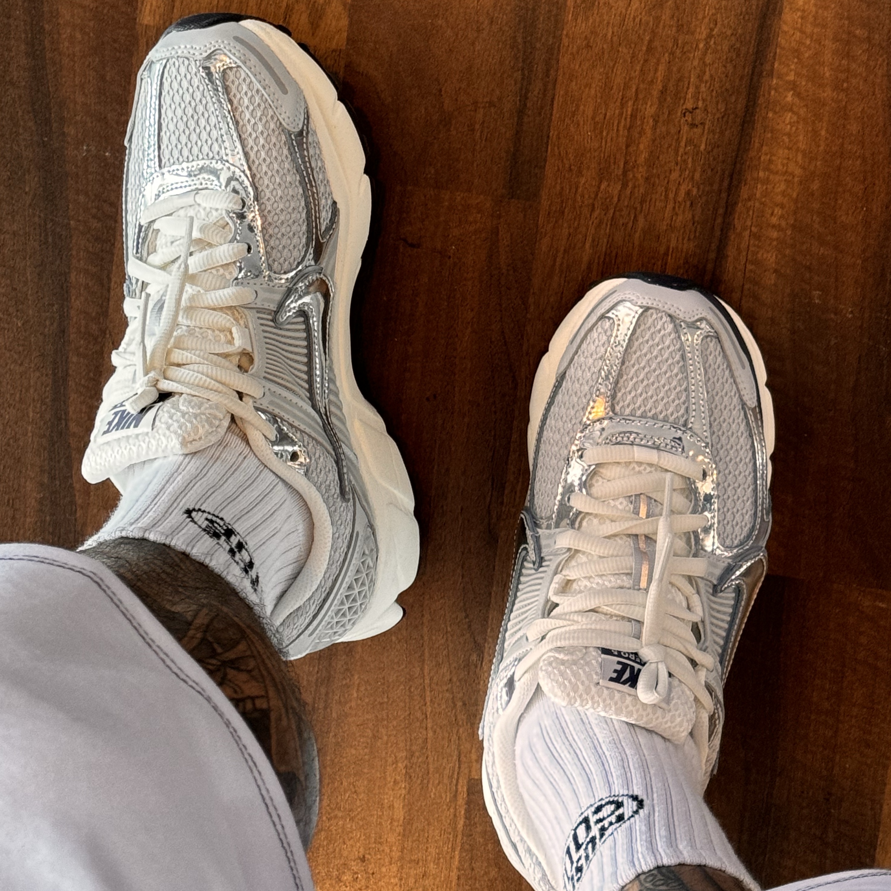 (W) Nike Zoom Vomero 5 Photon Dust and Metallic Silver 착용 스타일