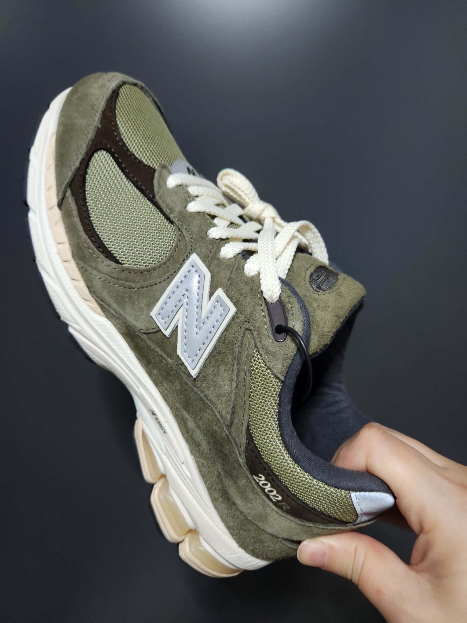 New Balance 2002R Special Vintage Khaki 착용 스타일