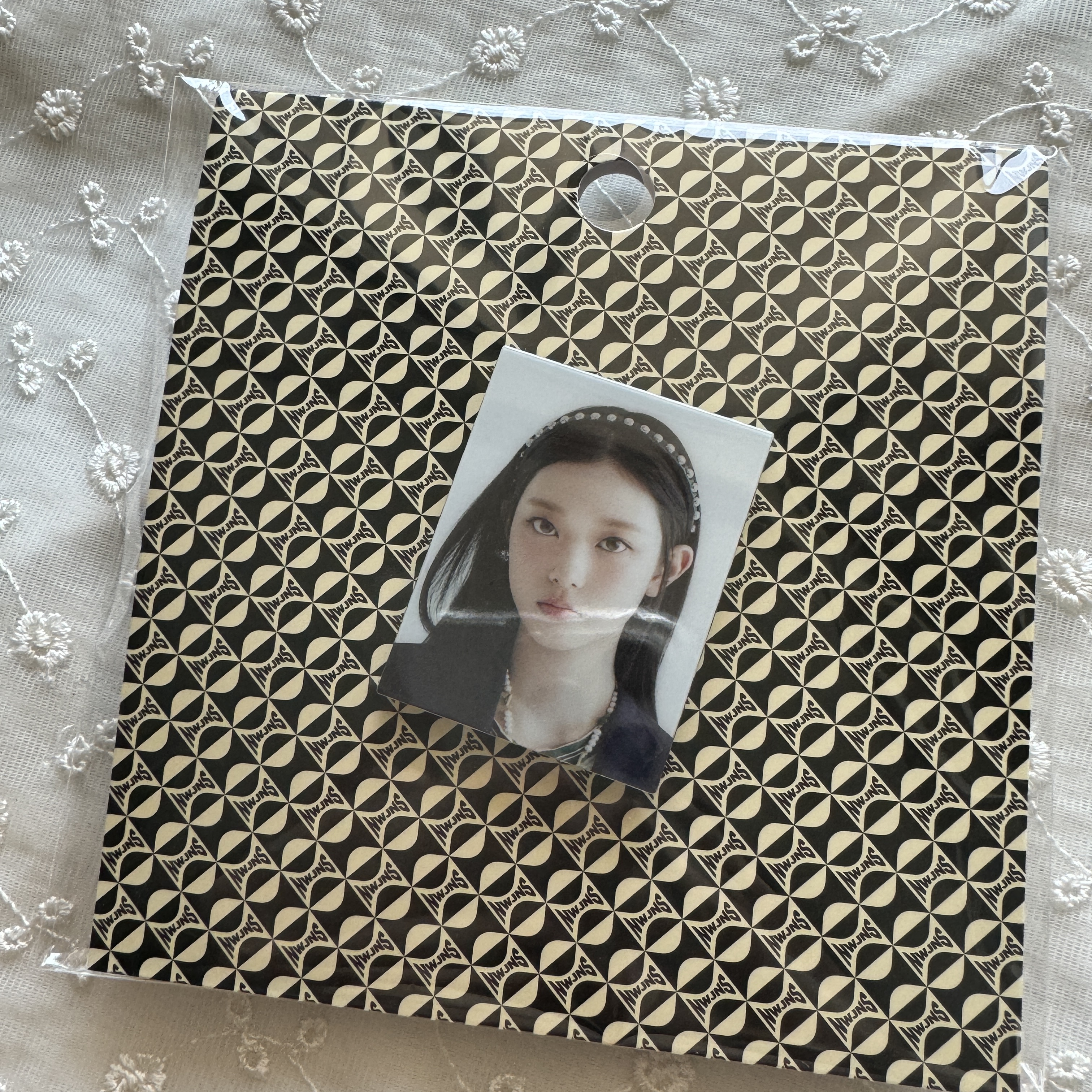 NewJeans How Sweet Photo Sticon Haerin 착용 스타일