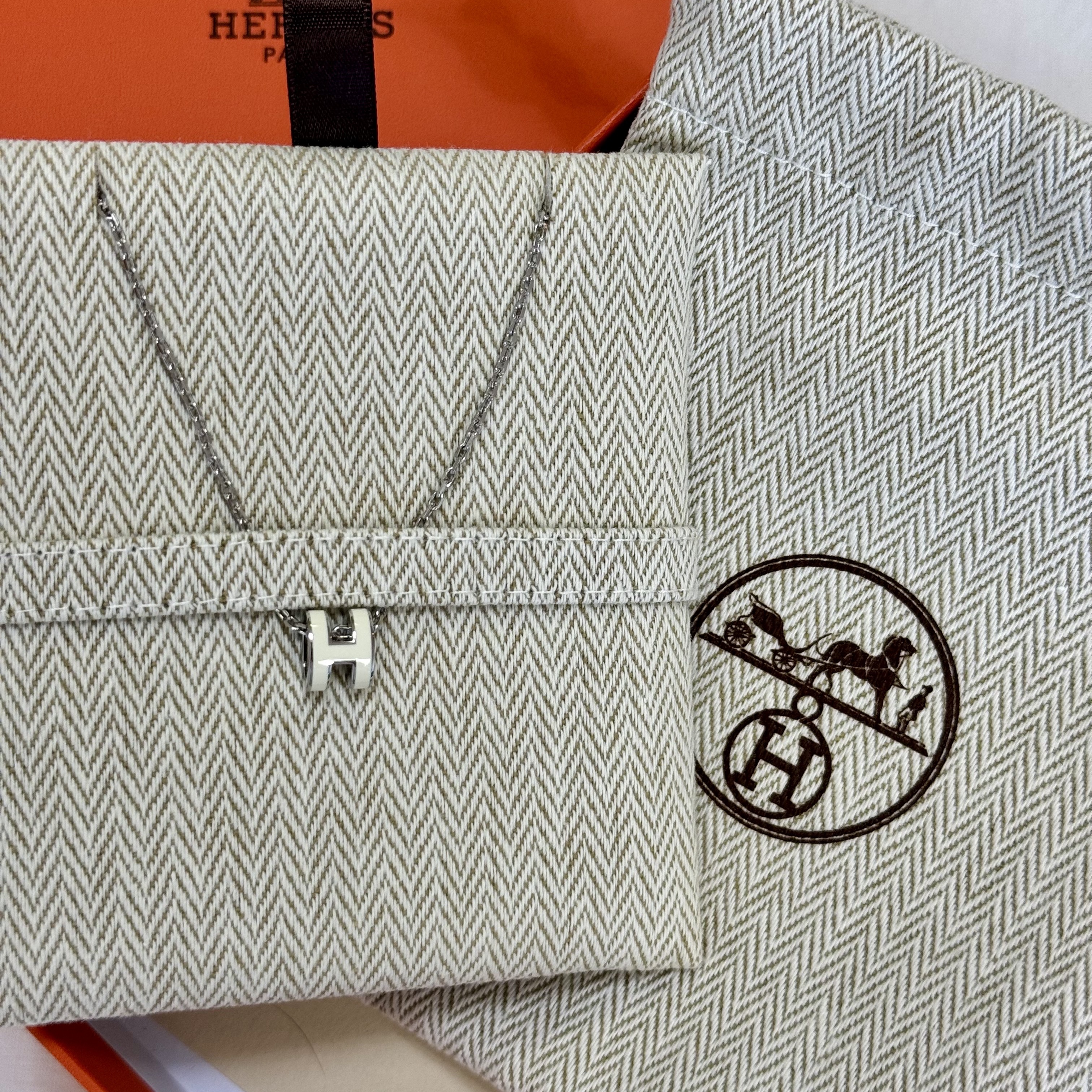 (W) Hermes Mini Pop H Pendant Palladium & Blanc 착용 스타일