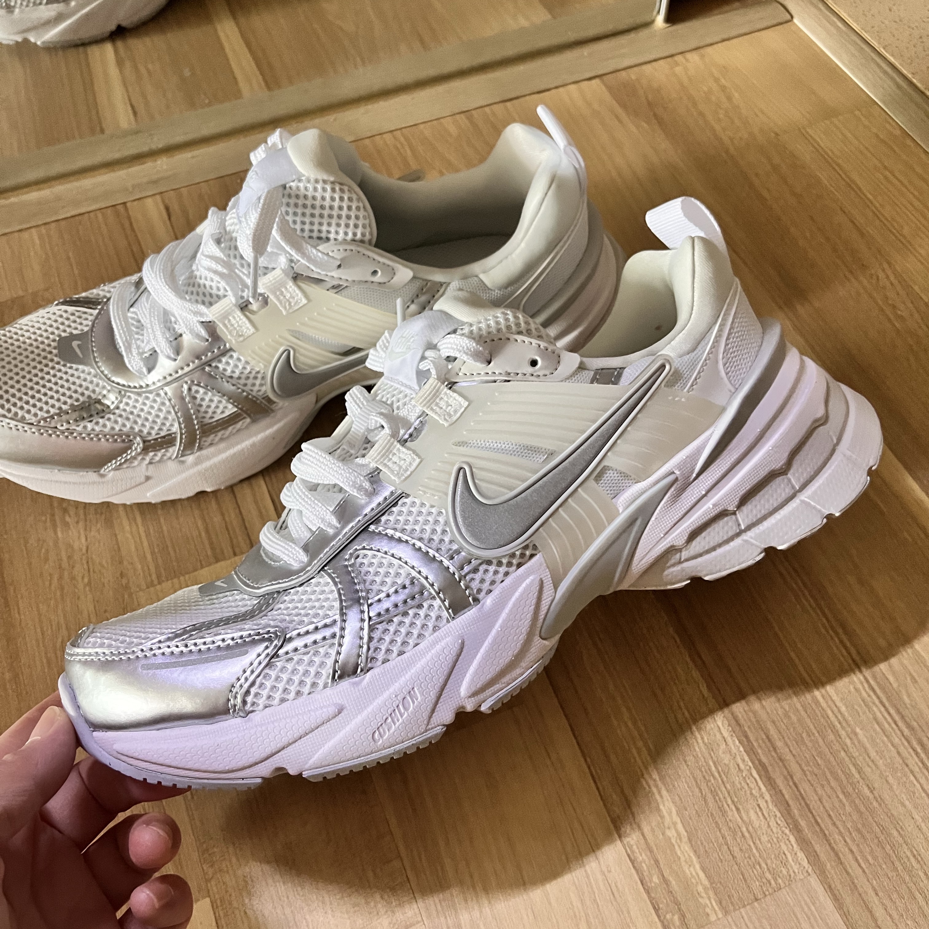 Nike V2K Run Metallic Silver White 착용 스타일