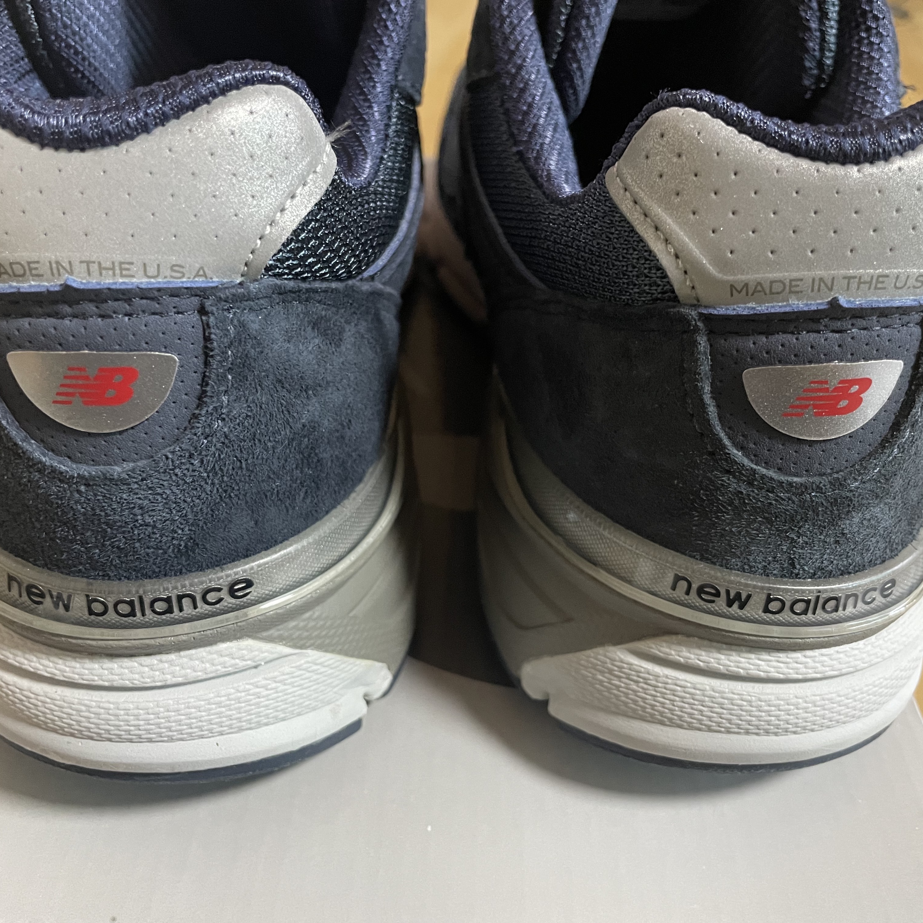 New Balance 990v4 Made in USA Navy Silver 착용 스타일 - 3