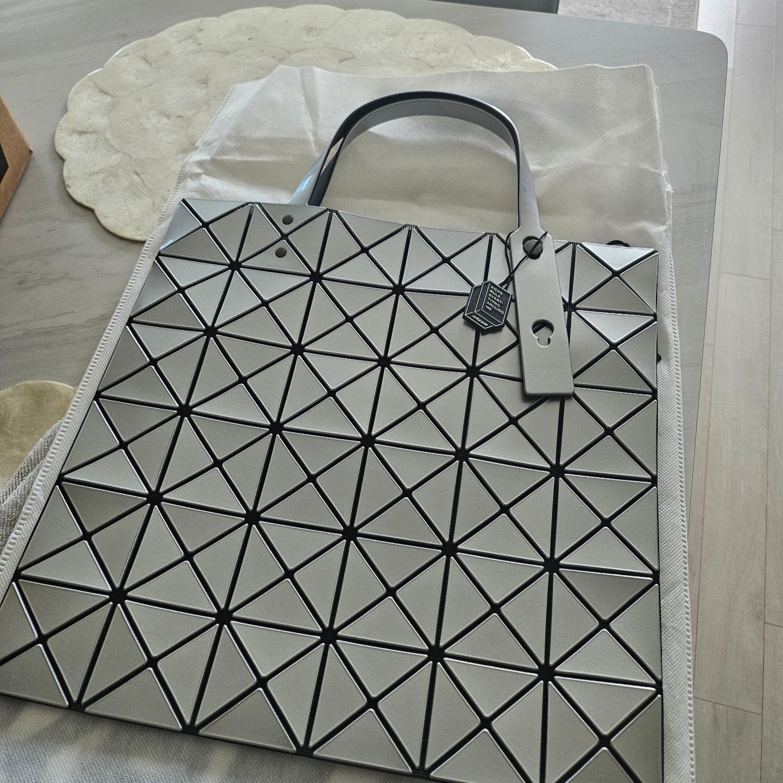 Bao Bao Issey Miyake Lucent Tote Bag Silver 착용 스타일
