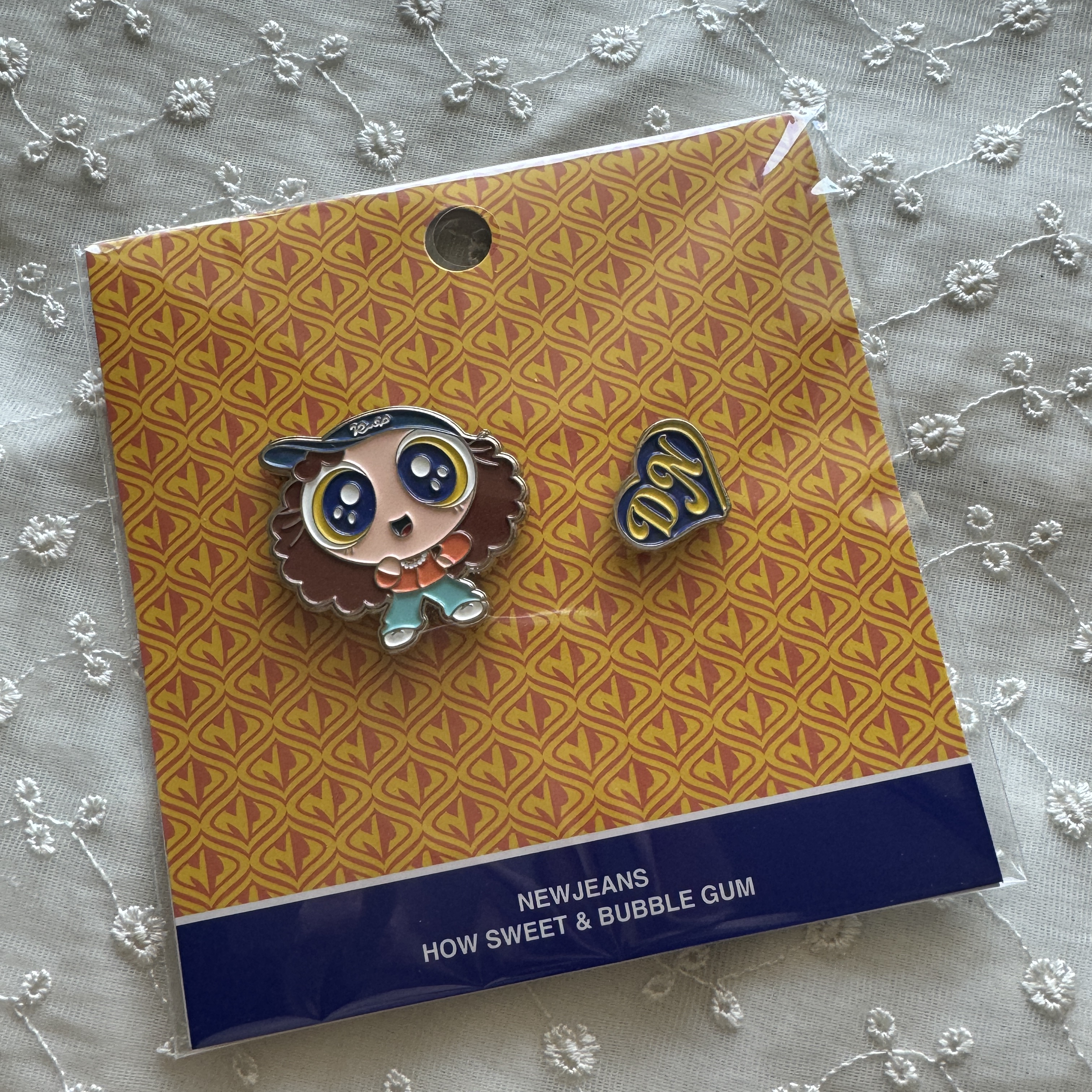 NewJeans x The Powerpuff Girls Metal Sticon Danielle 착용 스타일