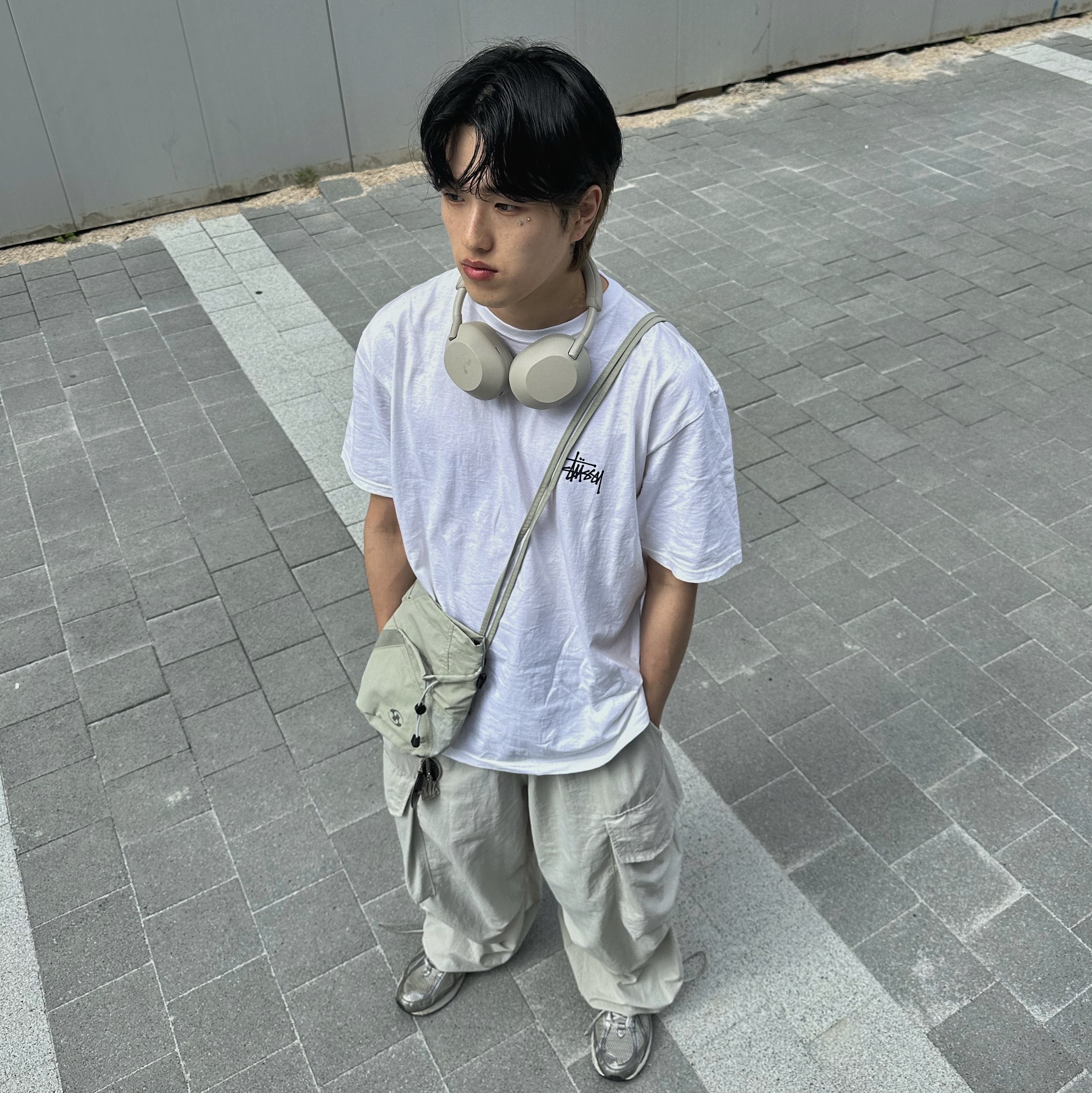 산산기어 크로스 백 웜 그레이 - 24SS, [사은품 증정] 소니 WH-1000XM5 실버 (소니 코리아 정식 발매 제품) 착용 스타일 - 1
