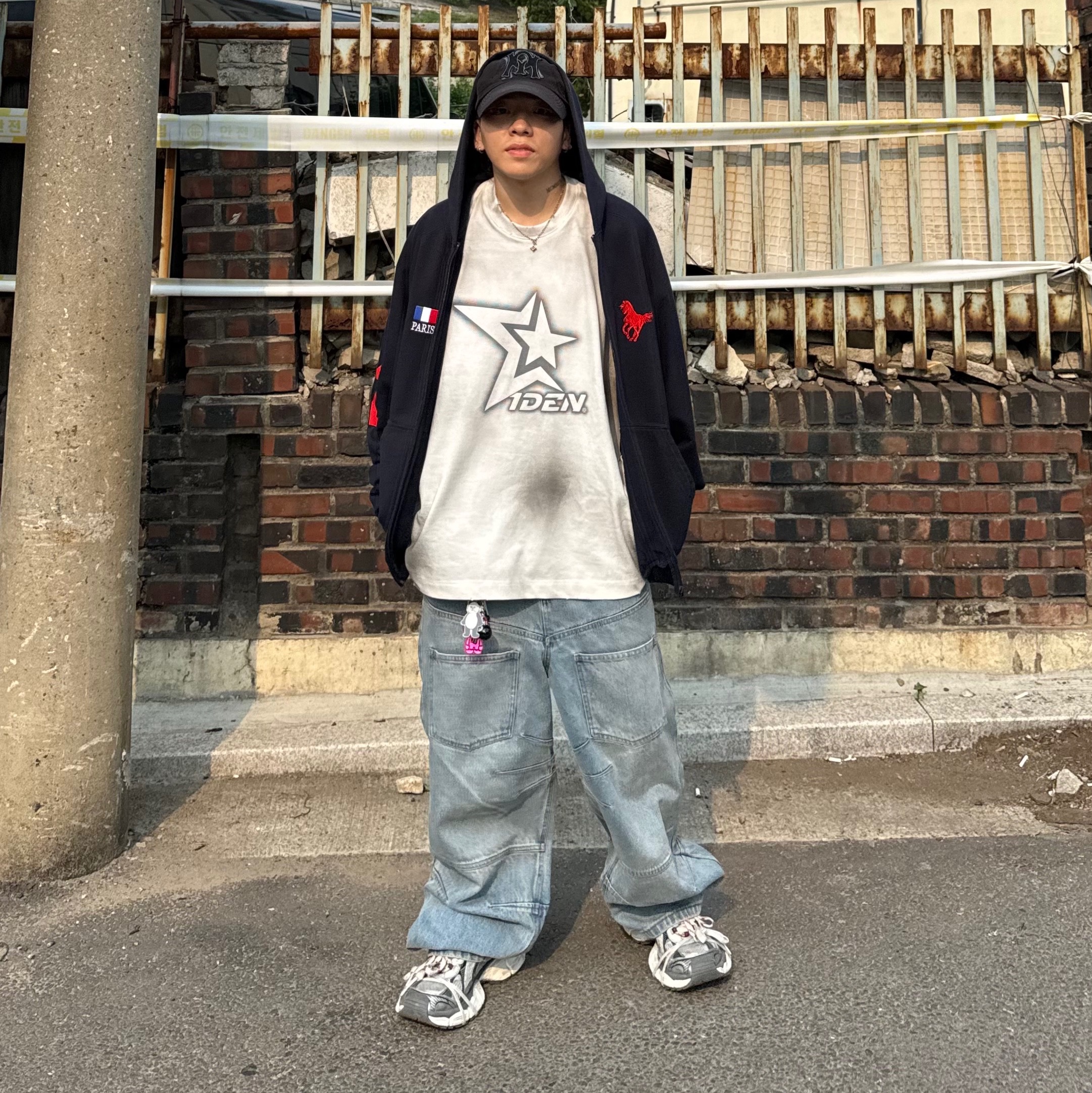 Balenciaga 3XL Sneakers Grey White Red 착용 스타일 - 1