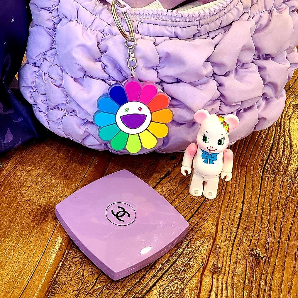Kaikai Kiki Flower Rubber Keyring Clear Rainbow White, COS Quilted Micro Bag Purple 착용 스타일 - 1