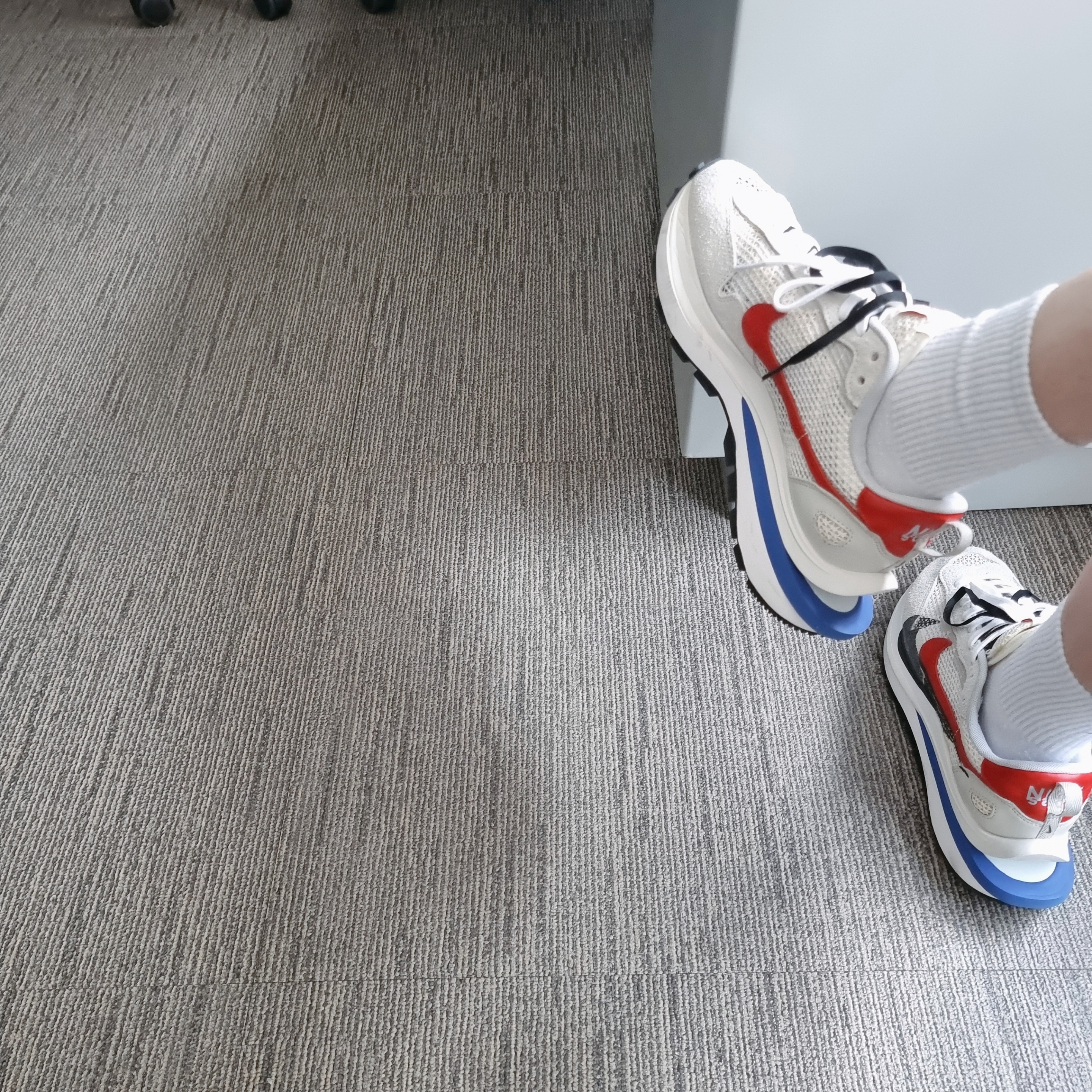 Nike x Sacai VaporWaffle Royal Fuchsia 착용 스타일