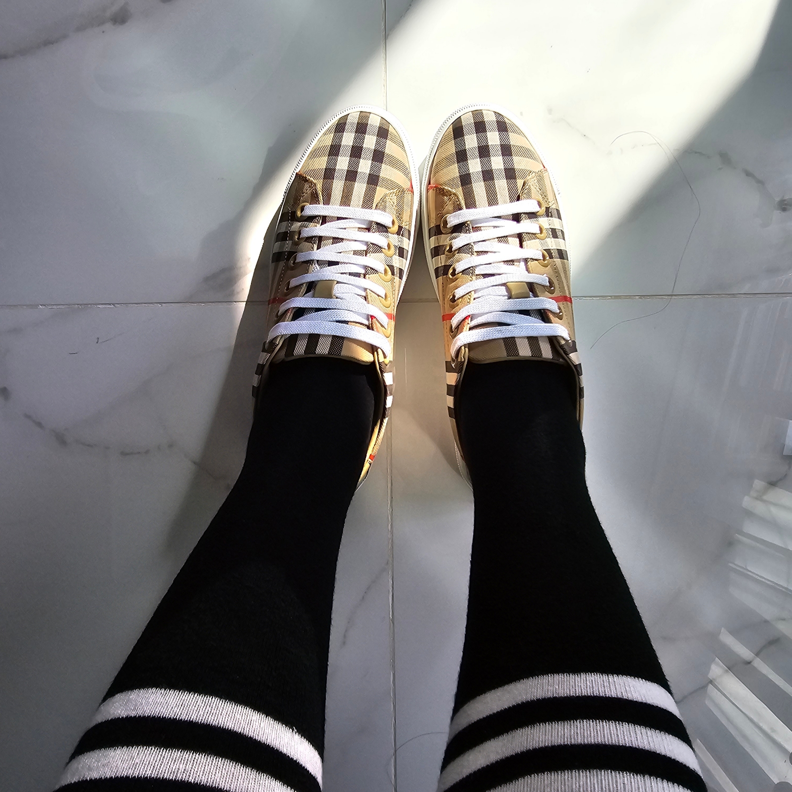 (W) Burberry Vintage Check and Leather Sneakers Archive Beige 착용 스타일 - 1