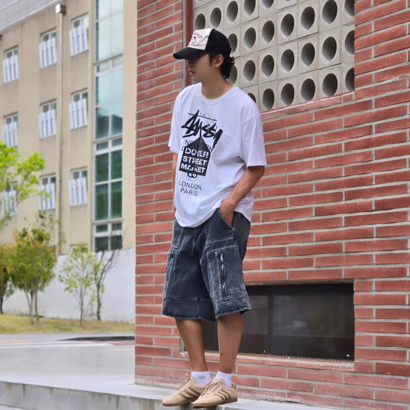 Stussy DSM World Tour T-Shirt White, Adidas Stadt Magic Beige 착용 스타일 - 1