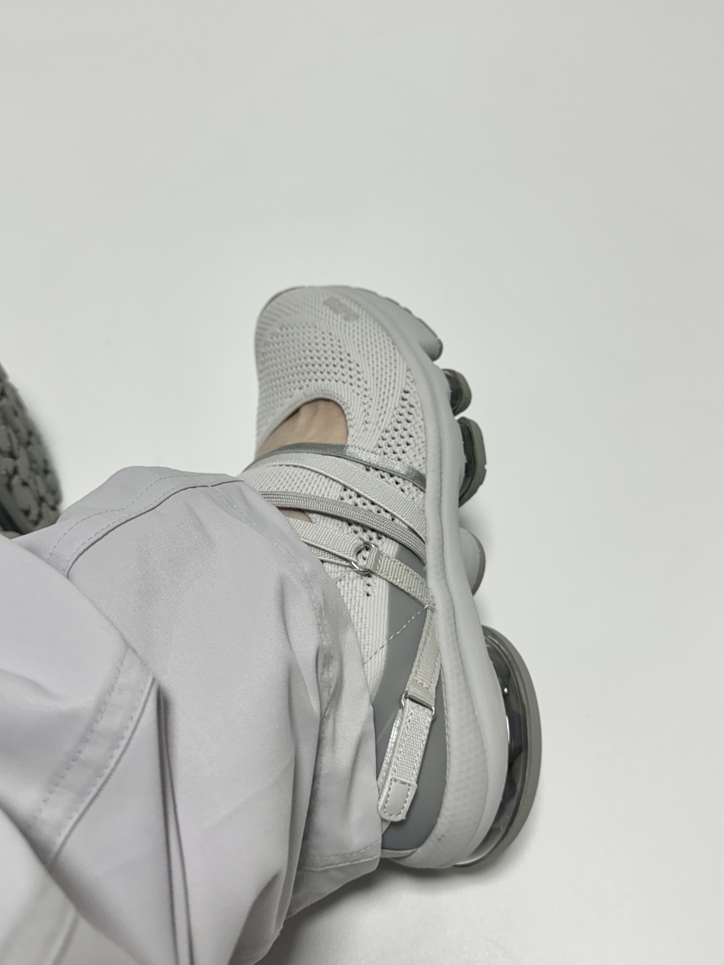 Fila x Ojos RGB Pier 3.0 MJ Grey, Fila x Ojos Echappe VC Grey 착용 스타일 - 1