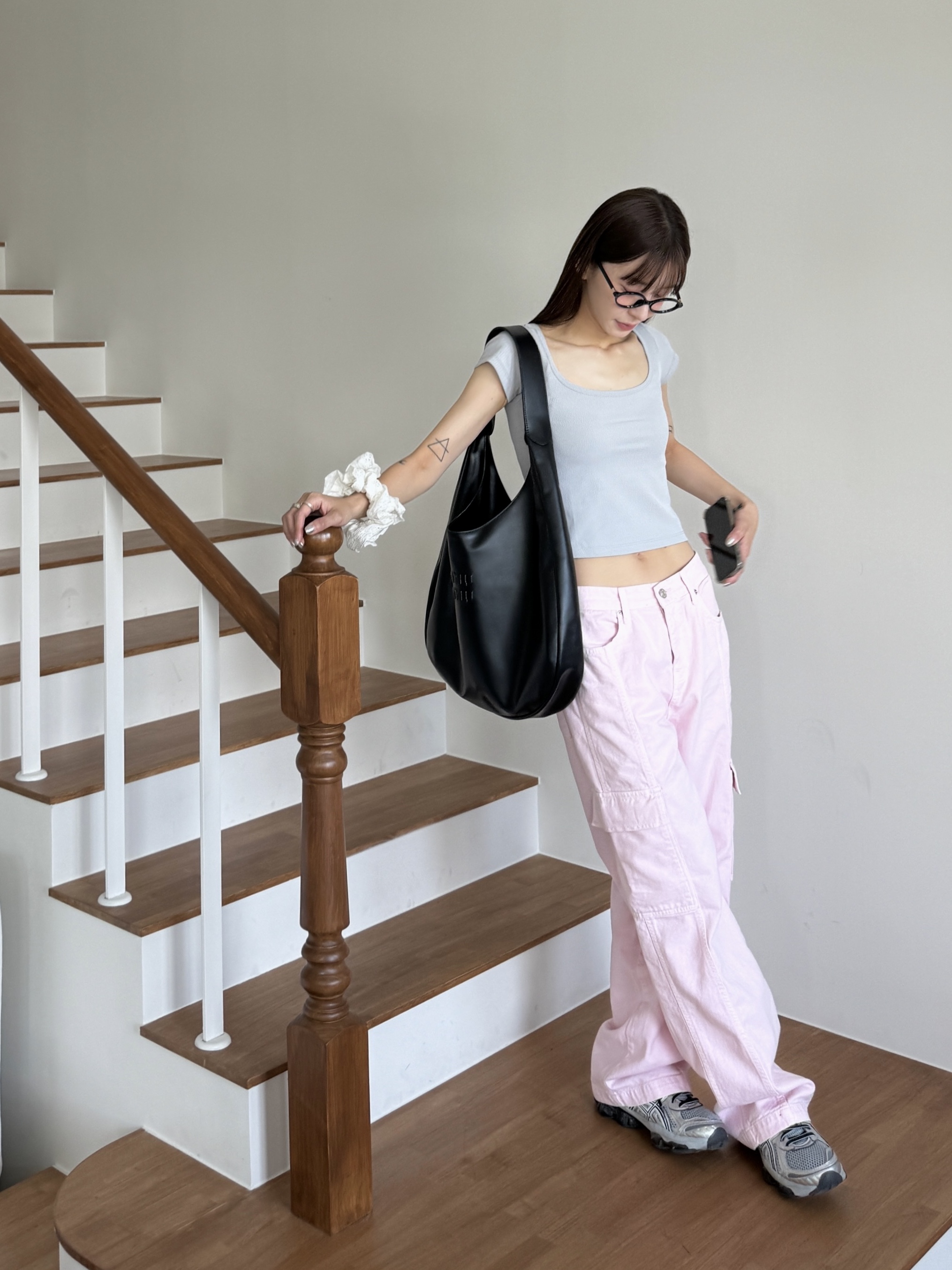 Miu Miu Leather Large Hobo Bag Black, Asics Gel-Quantum Kinetic Mid Grey Pure Silver 착용 스타일 - 3