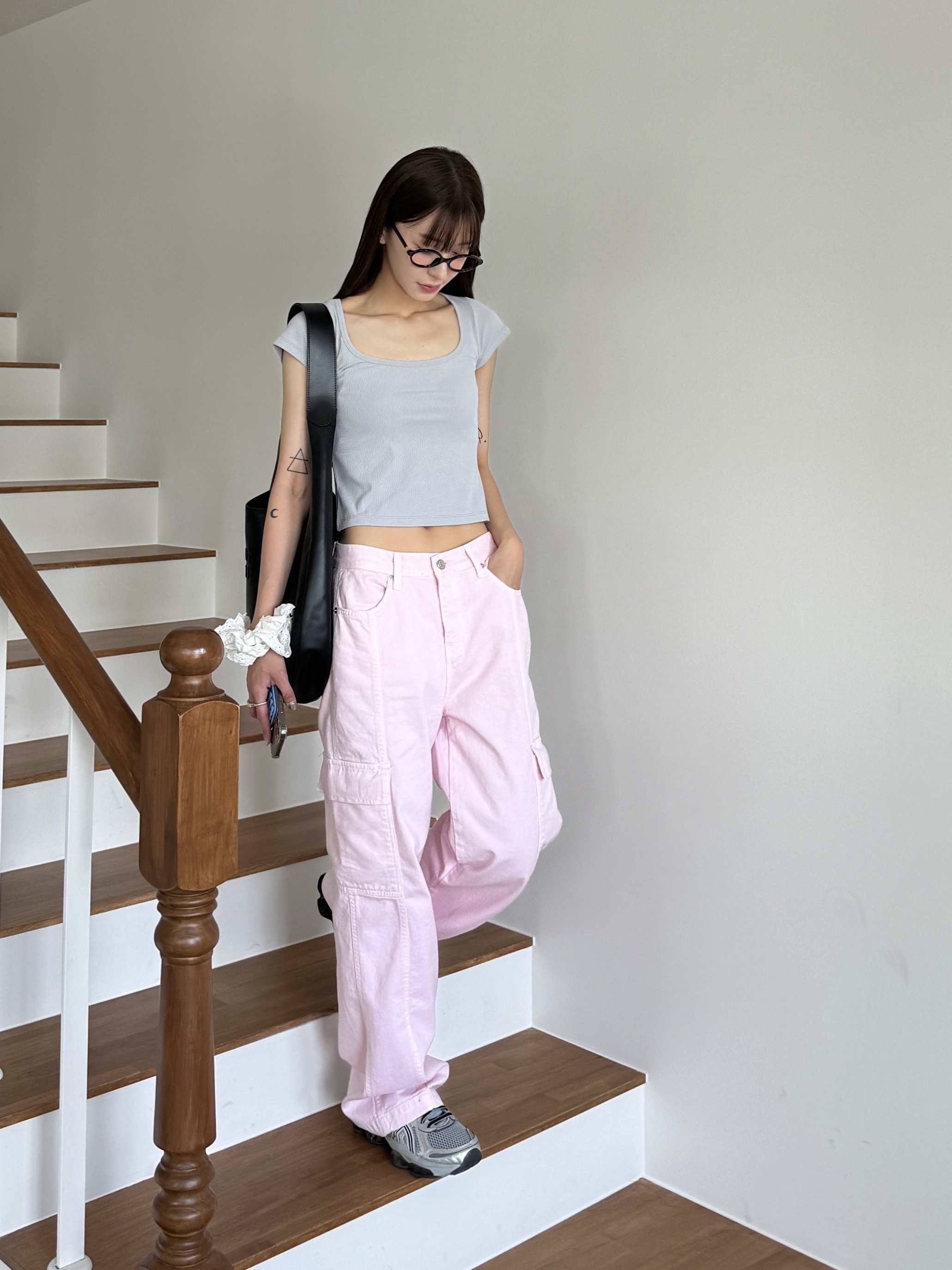 Miu Miu Leather Large Hobo Bag Black, Asics Gel-Quantum Kinetic Mid Grey Pure Silver 착용 스타일 - 1