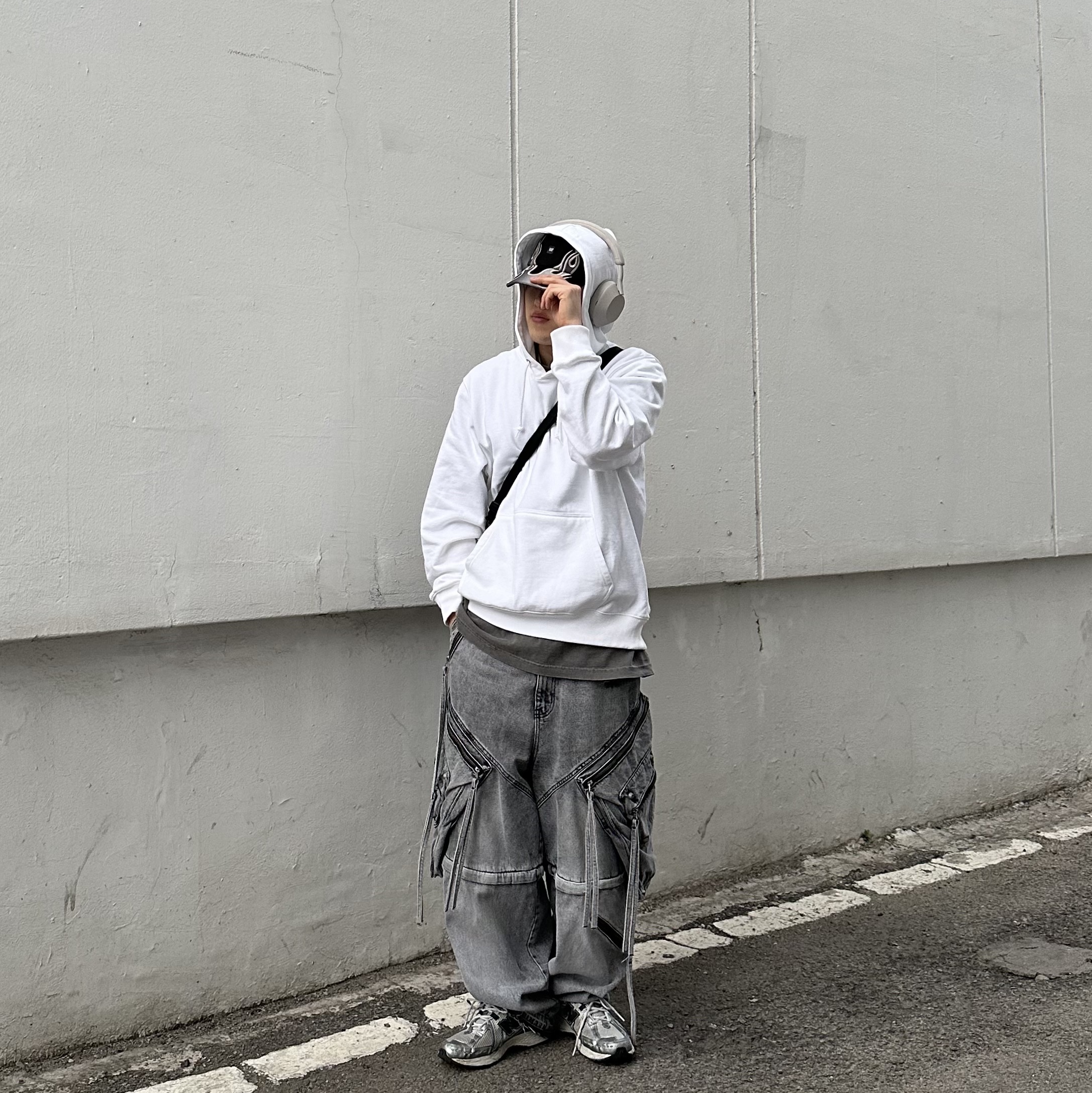Yeezy Gap Engineered By Balenciaga Flame Cap Black, Sony WH-1000XM5 Silver (Sony Korea Ver.) 착용 스타일 - 2