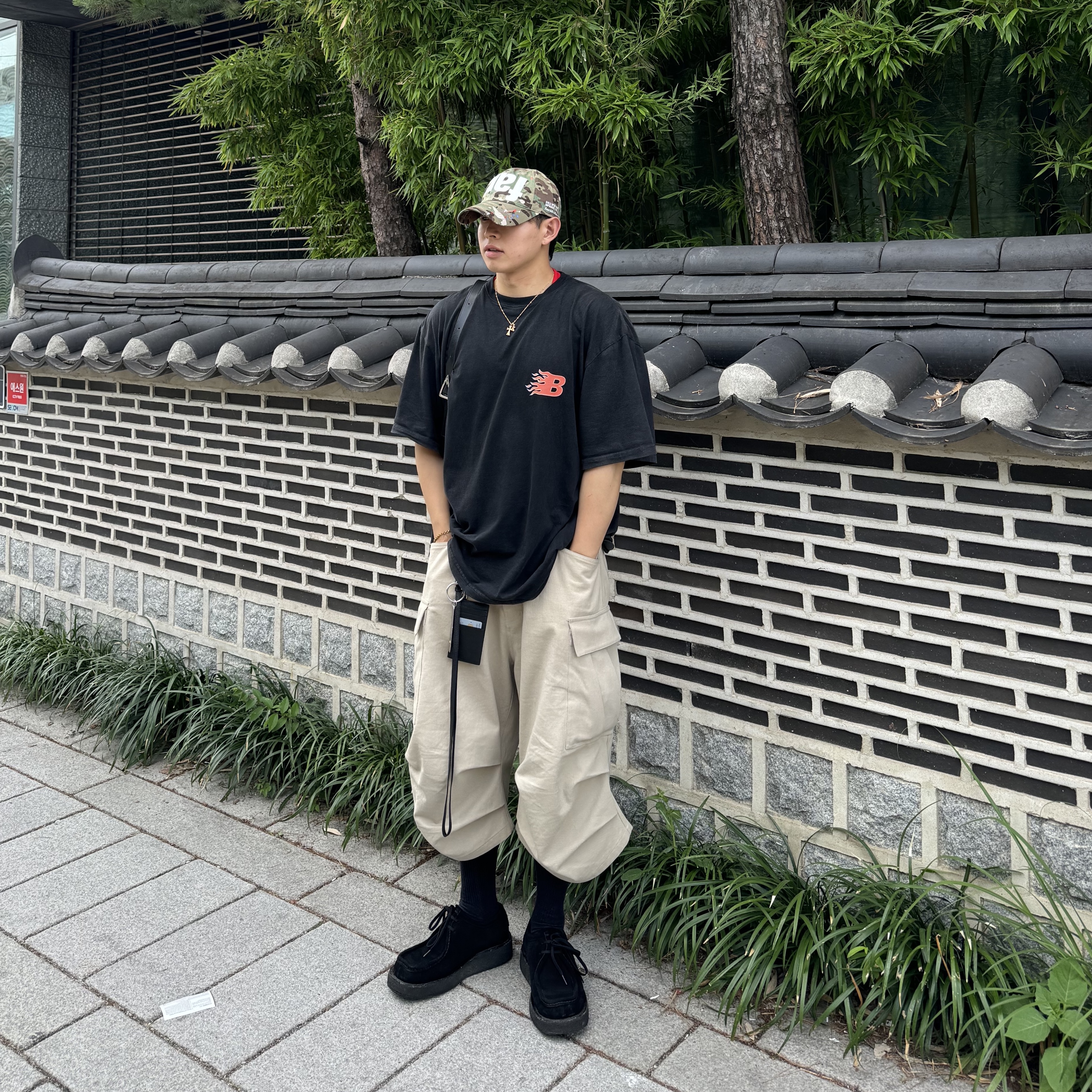 Nonnod Side Cargo Shorts Beige, Bottega Veneta Small Lambskin Leather Cassette Black 착용 스타일 - 2