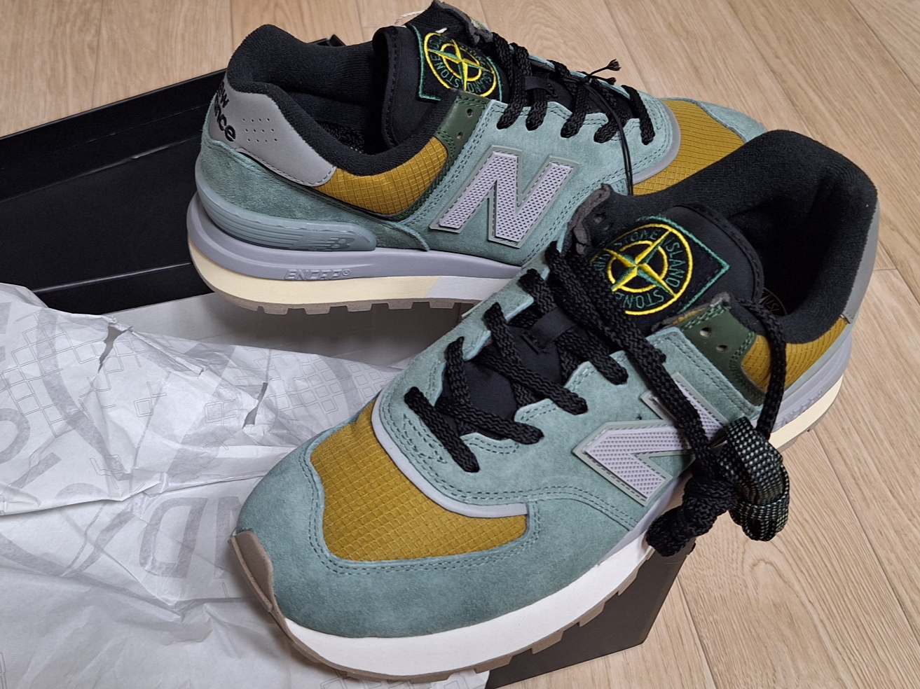 New Balance x Stone Island 574 Legacy Light Green 착용 스타일 - 2