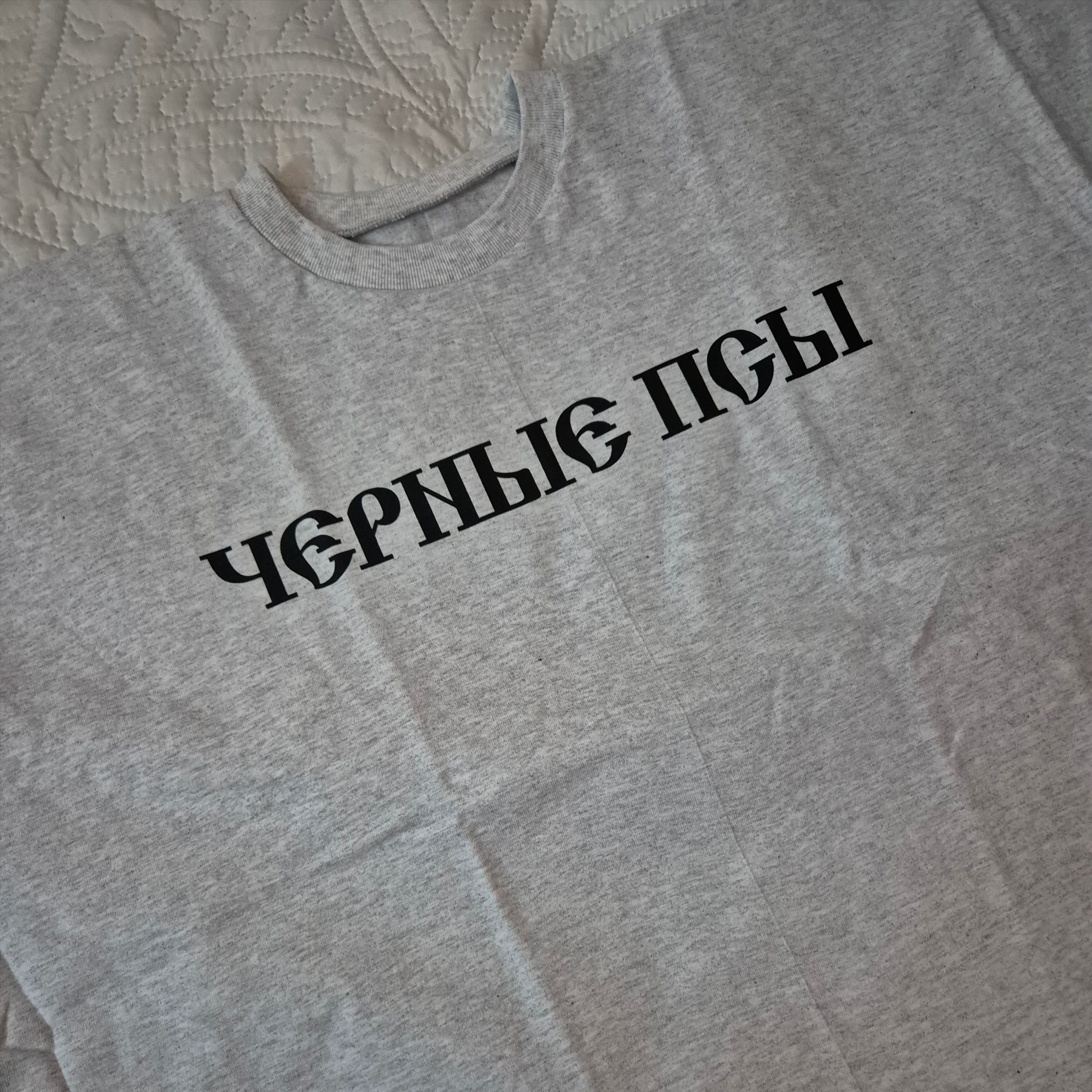 Yeezy x Gosha Rubchinskiy YZY Black Dogs T-Shirt Heather Grey 착용 스타일 - 2