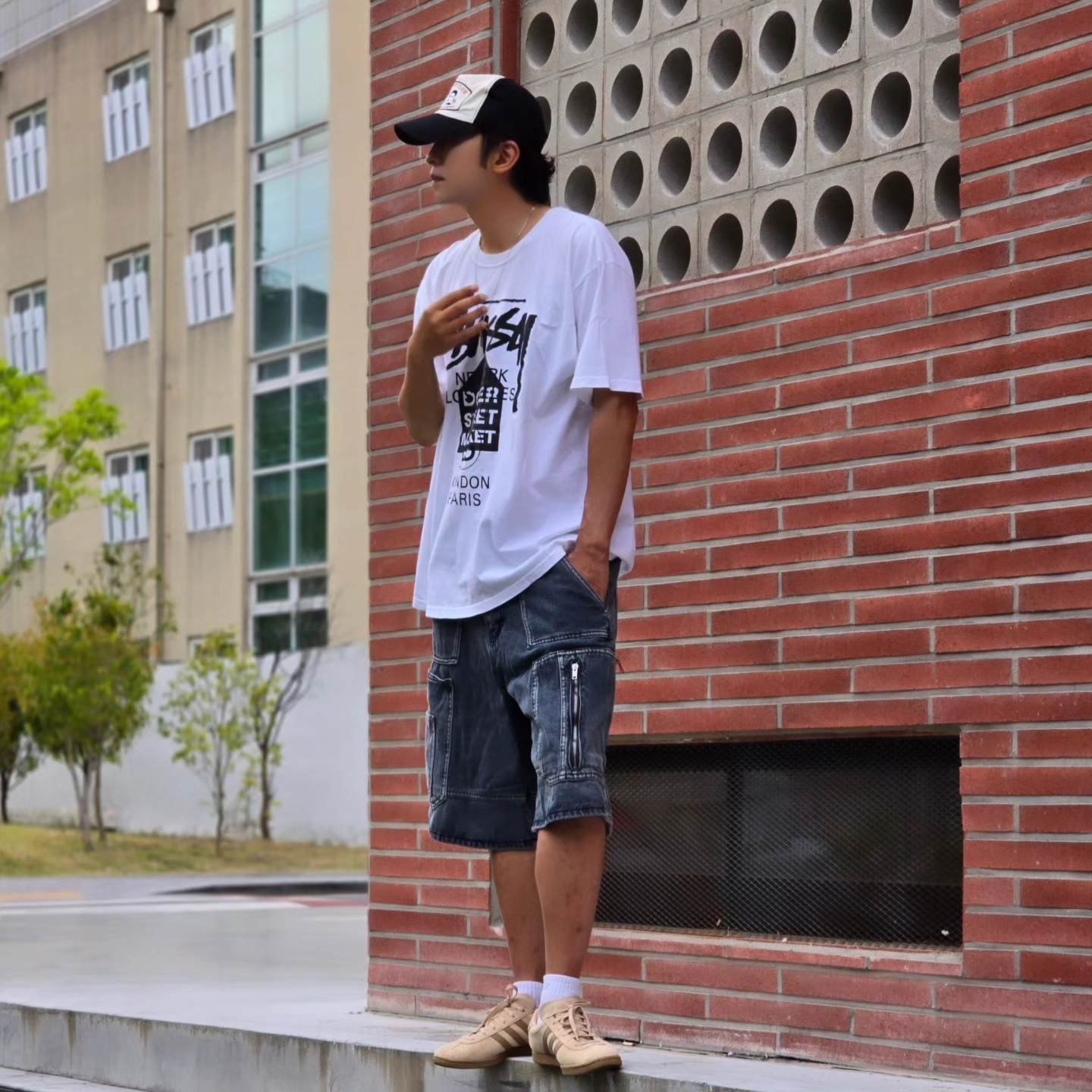Stussy DSM World Tour T-Shirt White, Adidas Stadt Magic Beige 착용 스타일 - 4