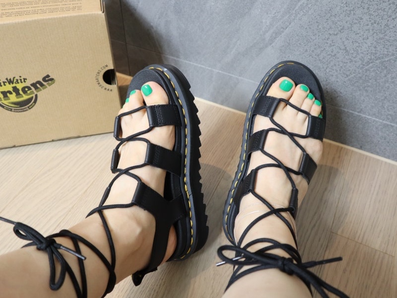 (W) Dr. Martens Nartilla Hydro Leather Sandal Black 착용 스타일 - 2