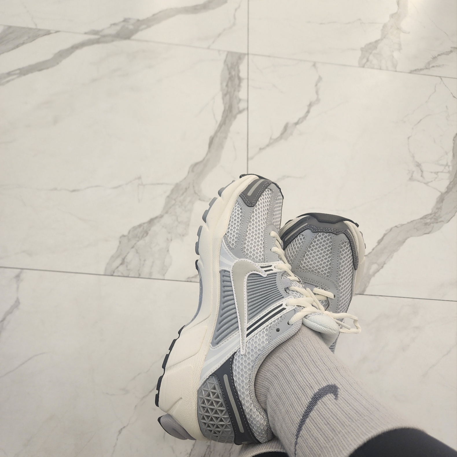 (W) Nike Zoom Vomero 5 Pure Platinum Metallic Silver 착용 스타일