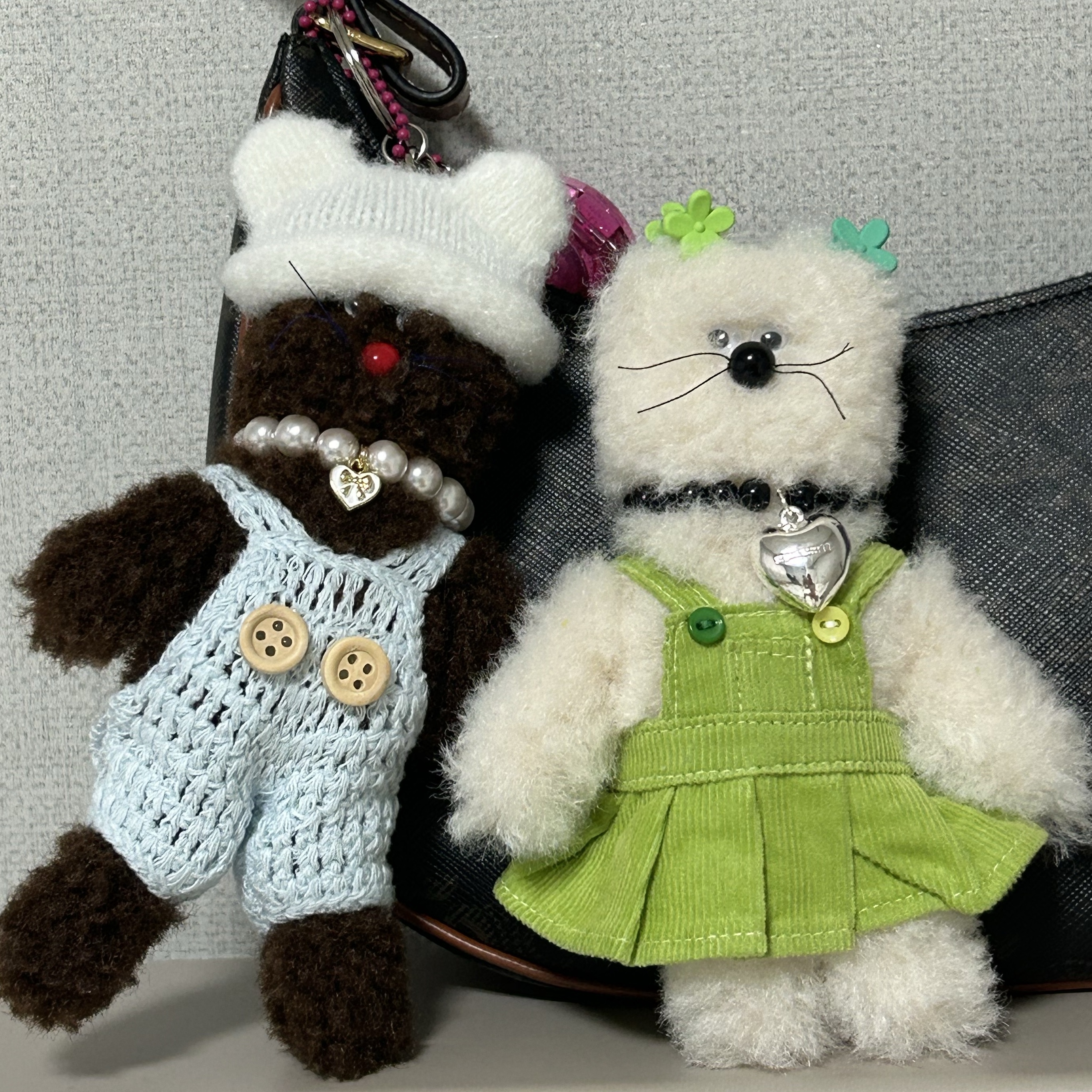 Monamhee Creami Keyring Cream - KREAM Exclusive, Monamhee Bred Keyring with Pink Pants Brown 착용 스타일
