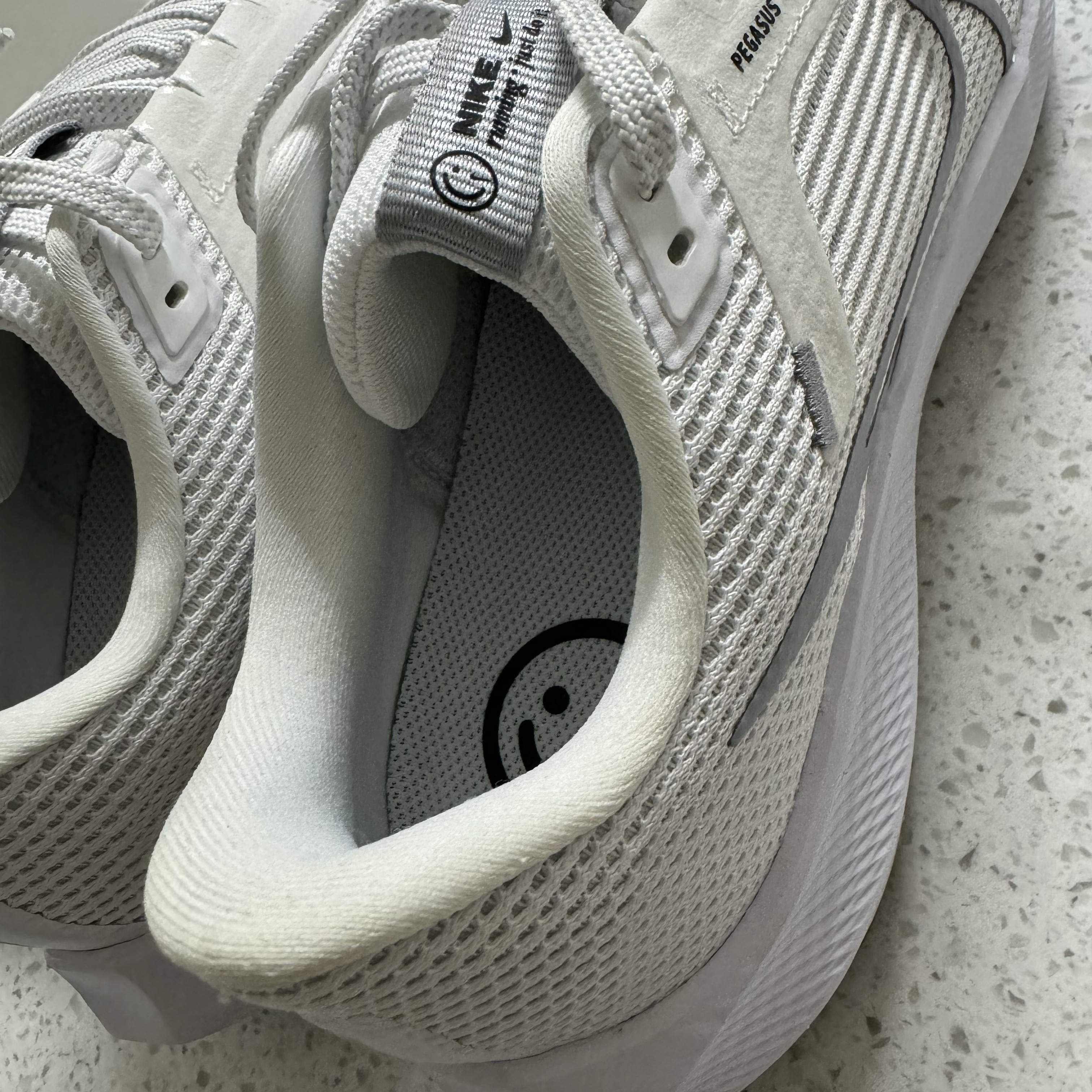 Nike Air Zoom Pegasus 40 White Wolf Grey 착용 스타일