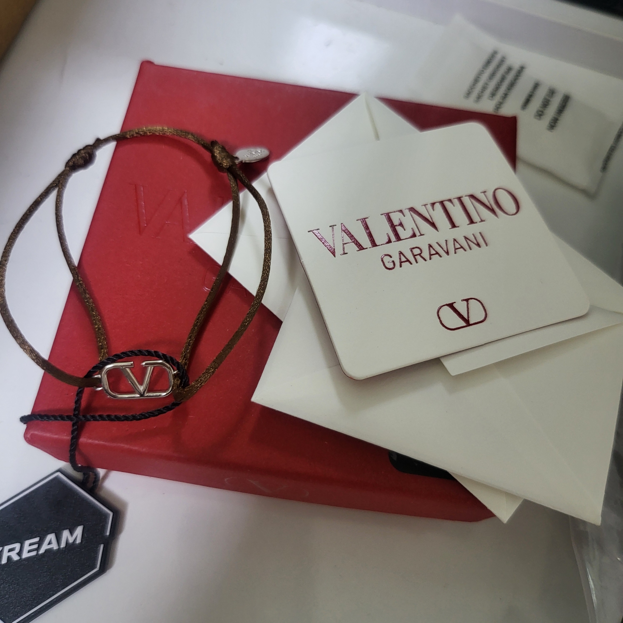 Valentino Vlogo Signature Cotton Bracelet Fondant 착용 스타일