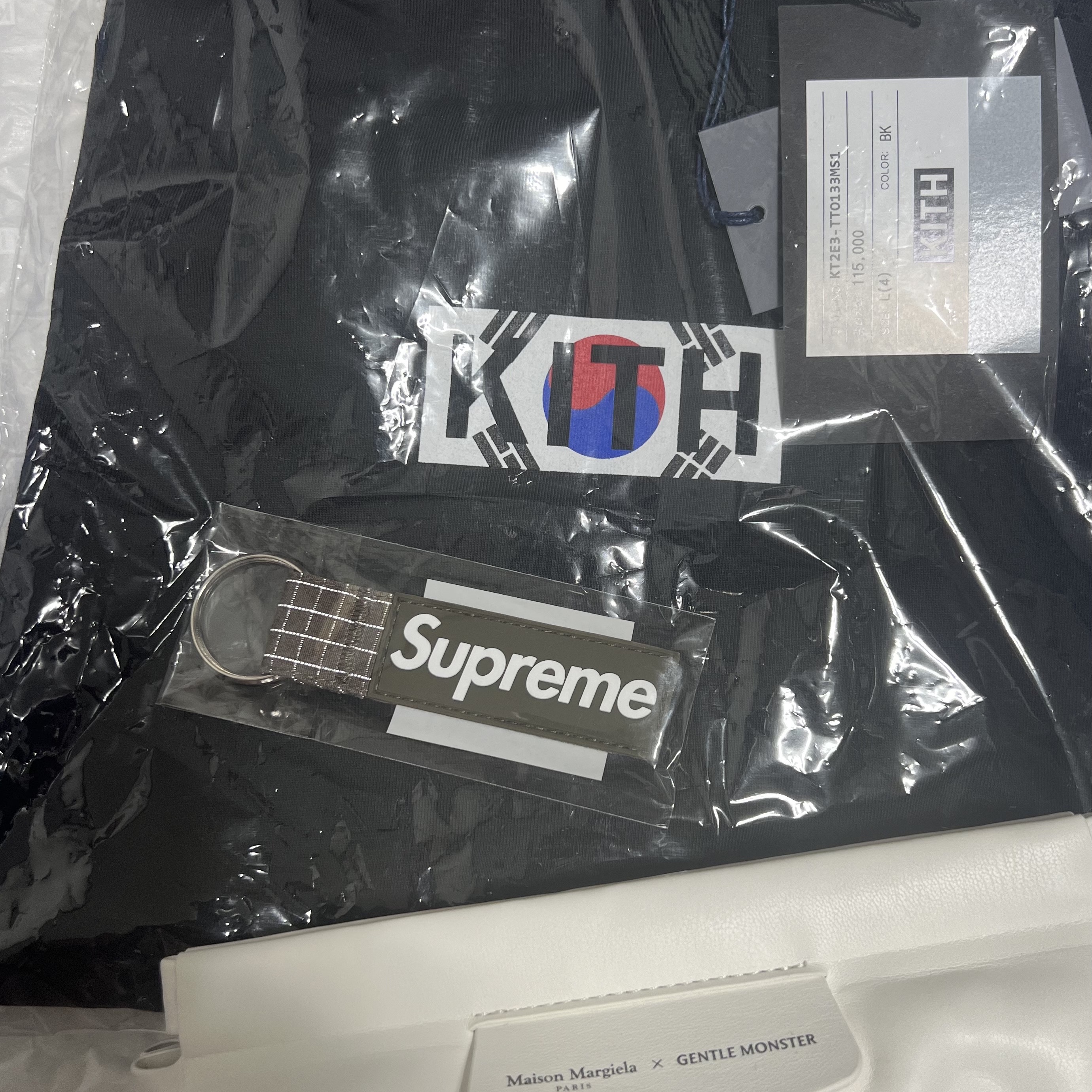 Kith Seoul Box Logo T-Shirt Black, Supreme Ripstop Keychain Woodland Camo - 24SS 착용 스타일