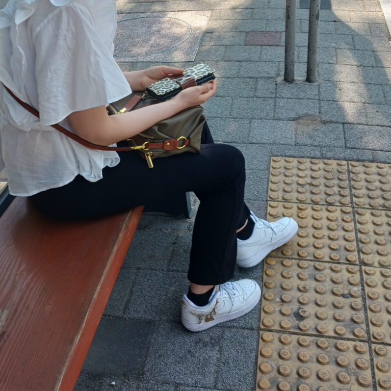 (W) Nike Air Force 1 '07 LX White Pendant, Nike Air Force 1 '07 White Black 착용 스타일 - 1
