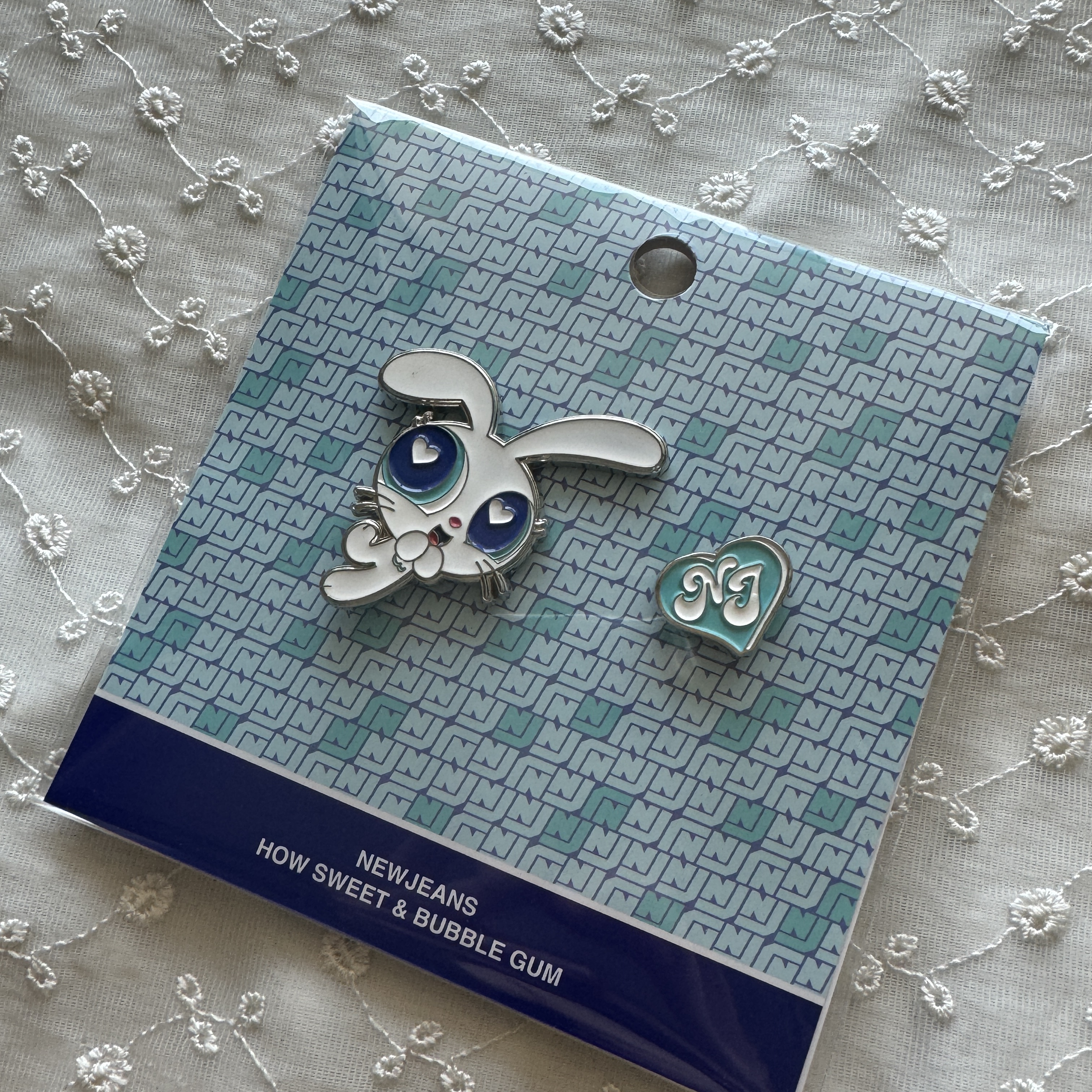 NewJeans x The Powerpuff Girls Metal Sticon Bunny 착용 스타일