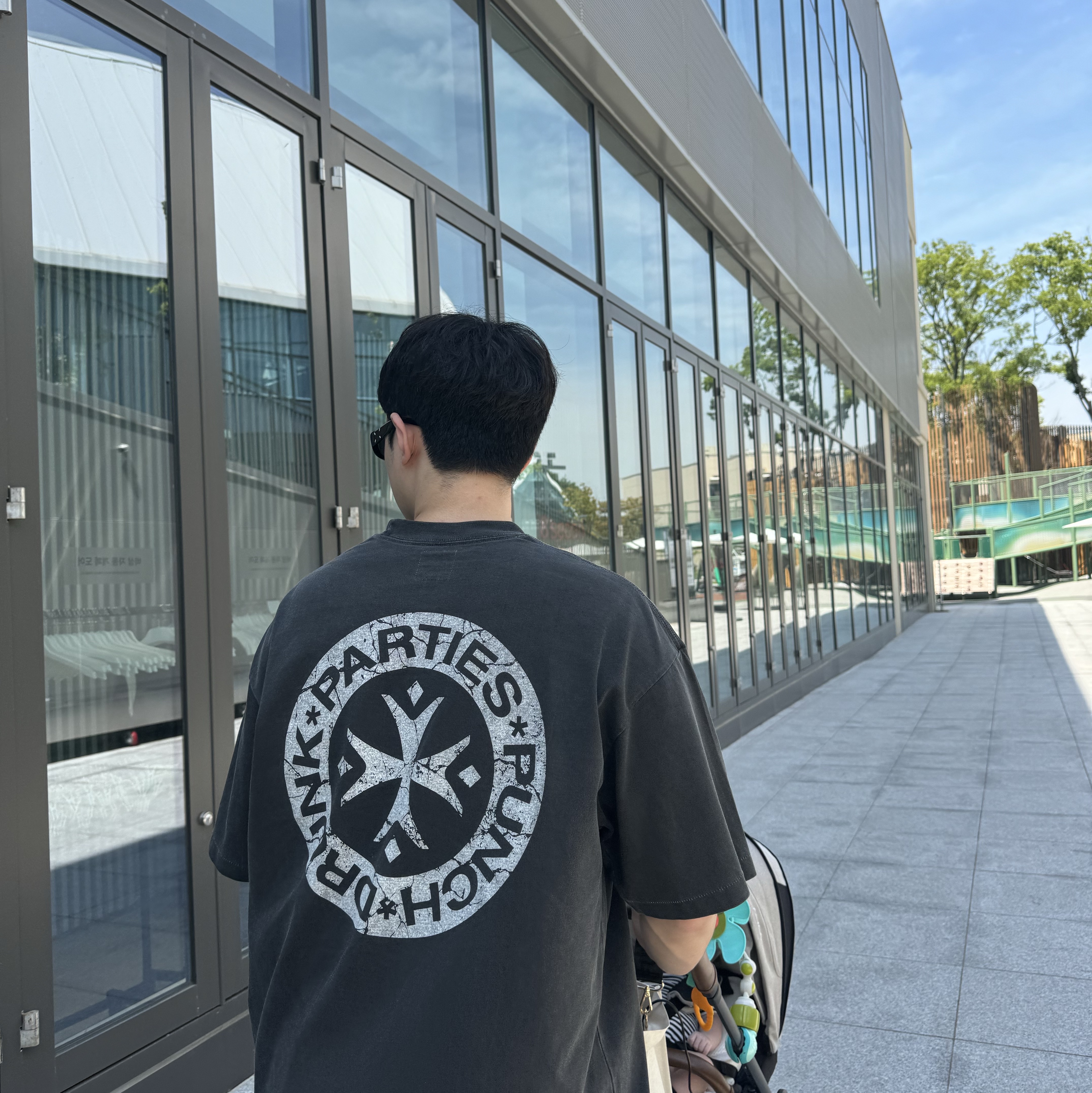 Punch Drunk Parties Hurt Logo Garment Dyed Tee Charcoal 착용 스타일