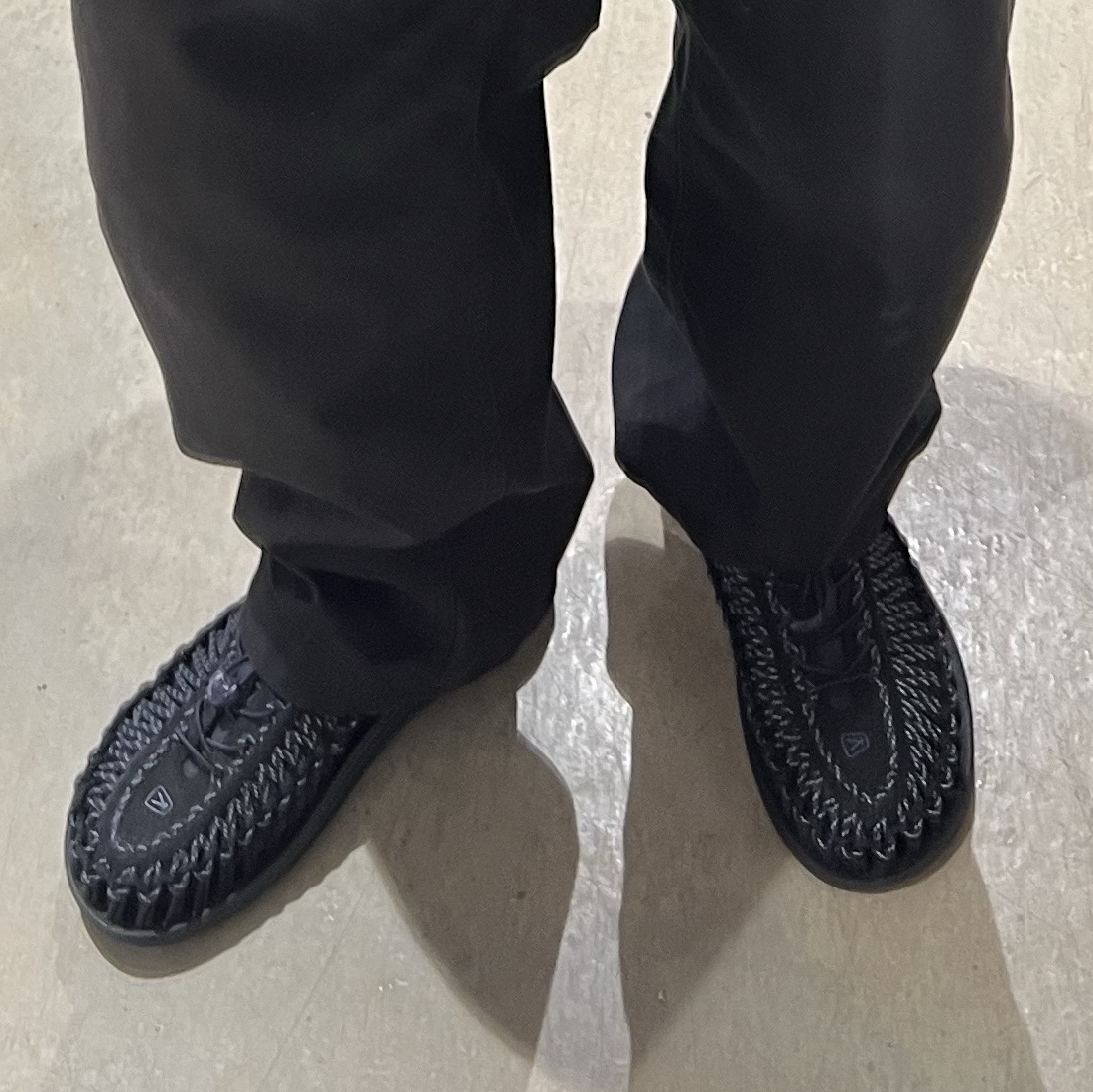 Keen x United Arrows Uneek Indigo Black 착용 스타일 - 2