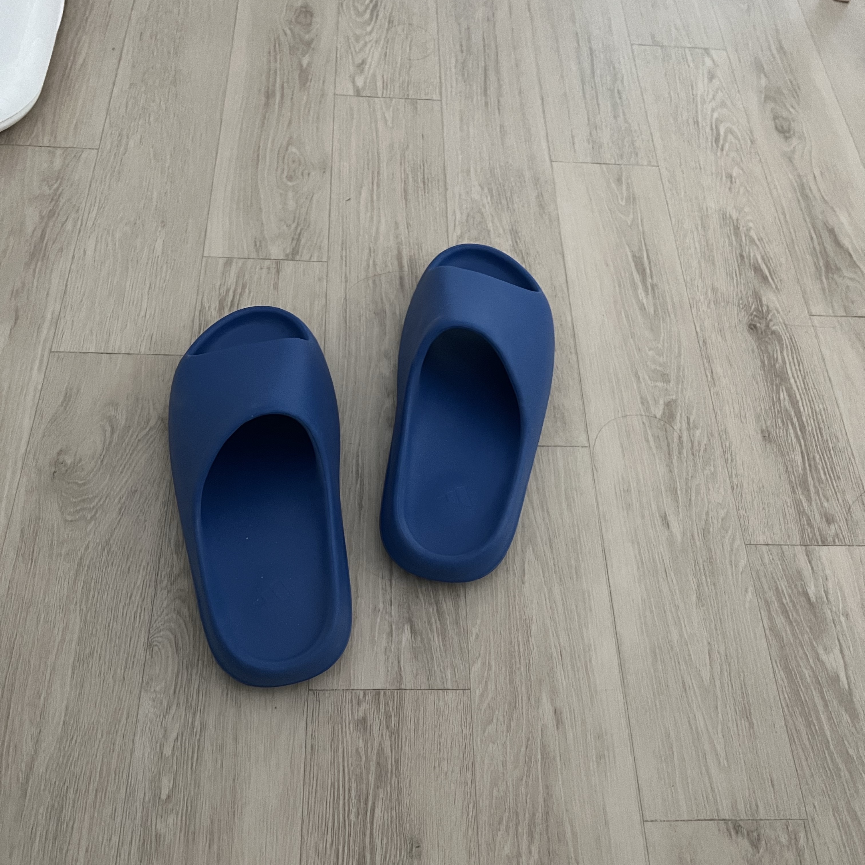 Adidas Yeezy Slide Azure 착용 스타일
