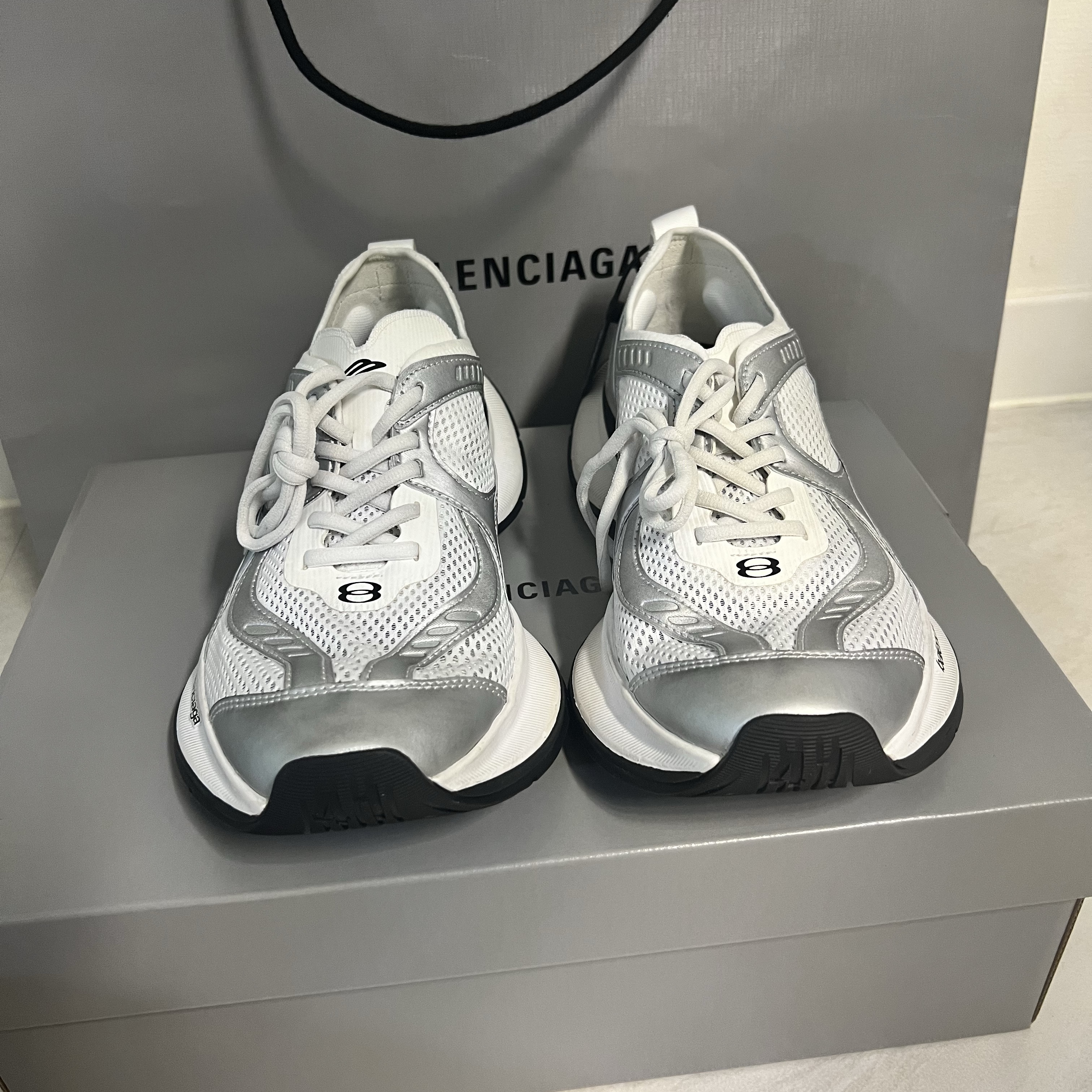 Balenciaga Circuit Sneaker White Silver 착용 스타일 - 2