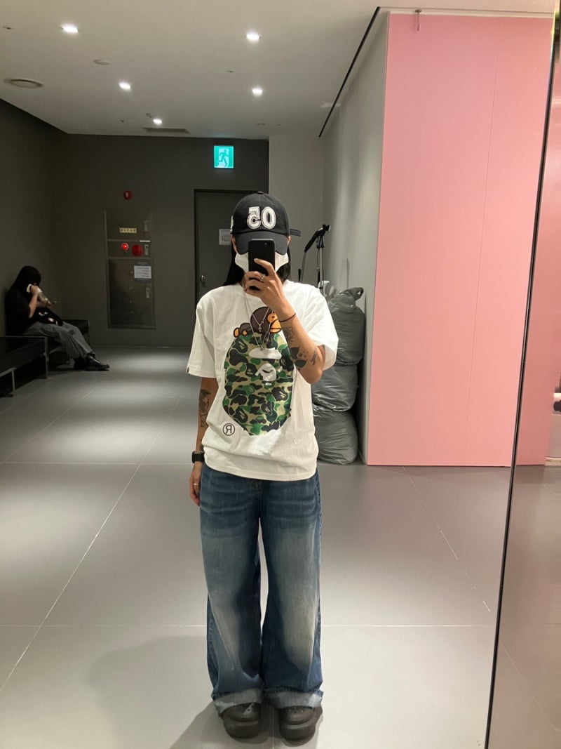 BAPE ABC Camo Milo on Big Ape T-Shirt White Green, (W) Crocs Classic Platform Clog Black 착용 스타일
