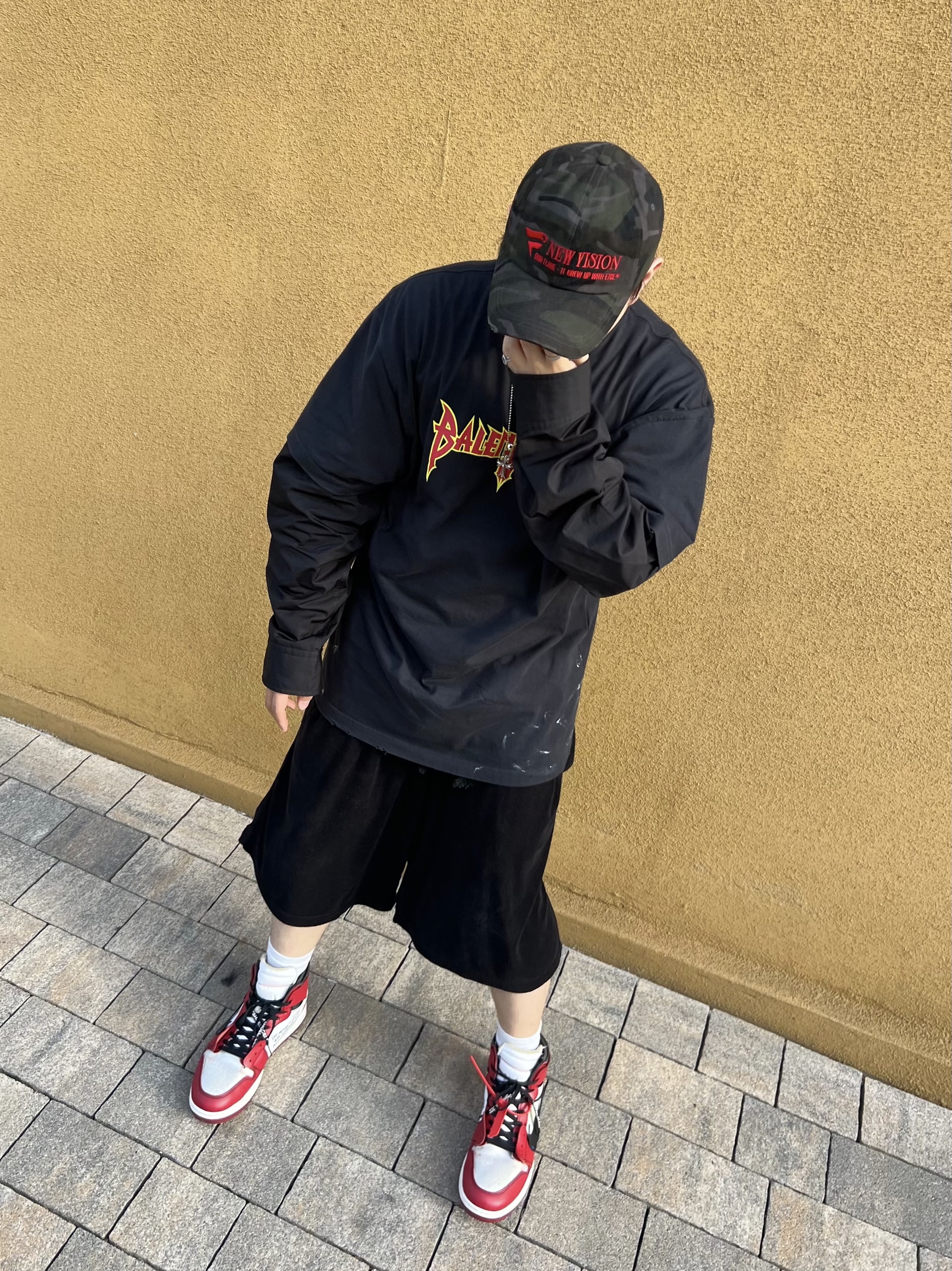 Jordan 1 x Off-White Retro High Chicago The Ten, Balenciaga Logo Print Long Sleeve T-Shirt Black Faded 착용 스타일