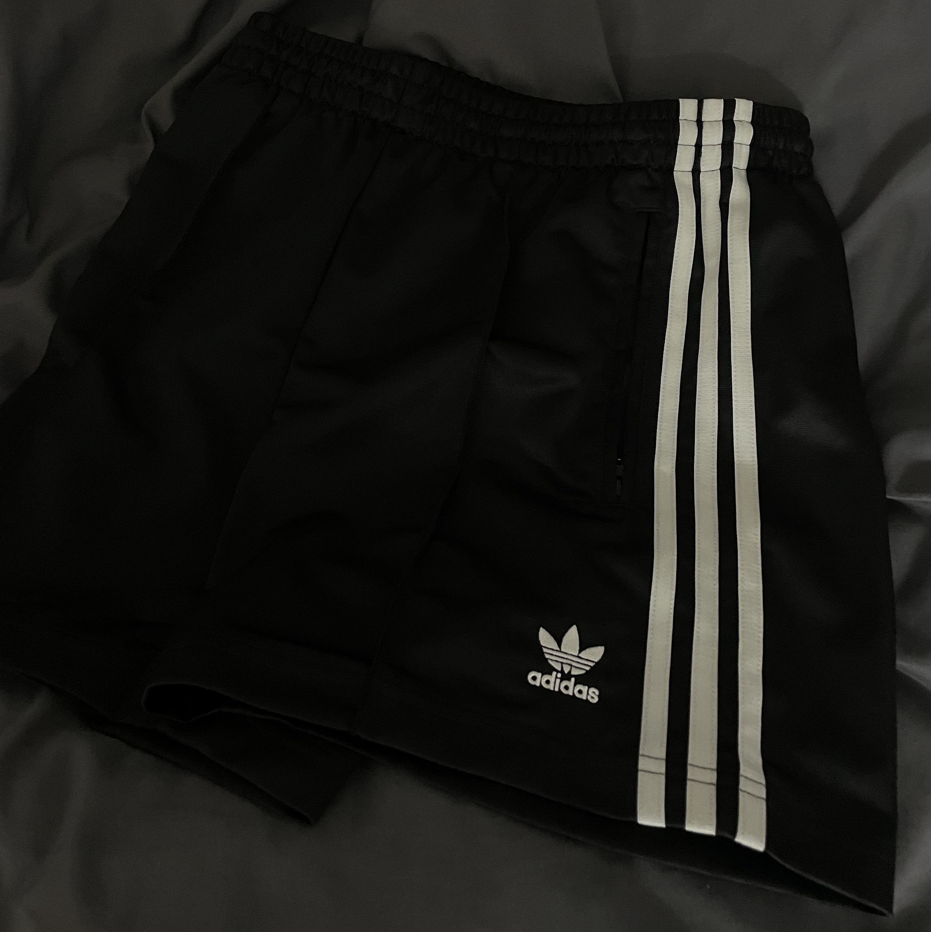 (W) Adidas Firebird Shorts Black - KR Sizing 착용 스타일