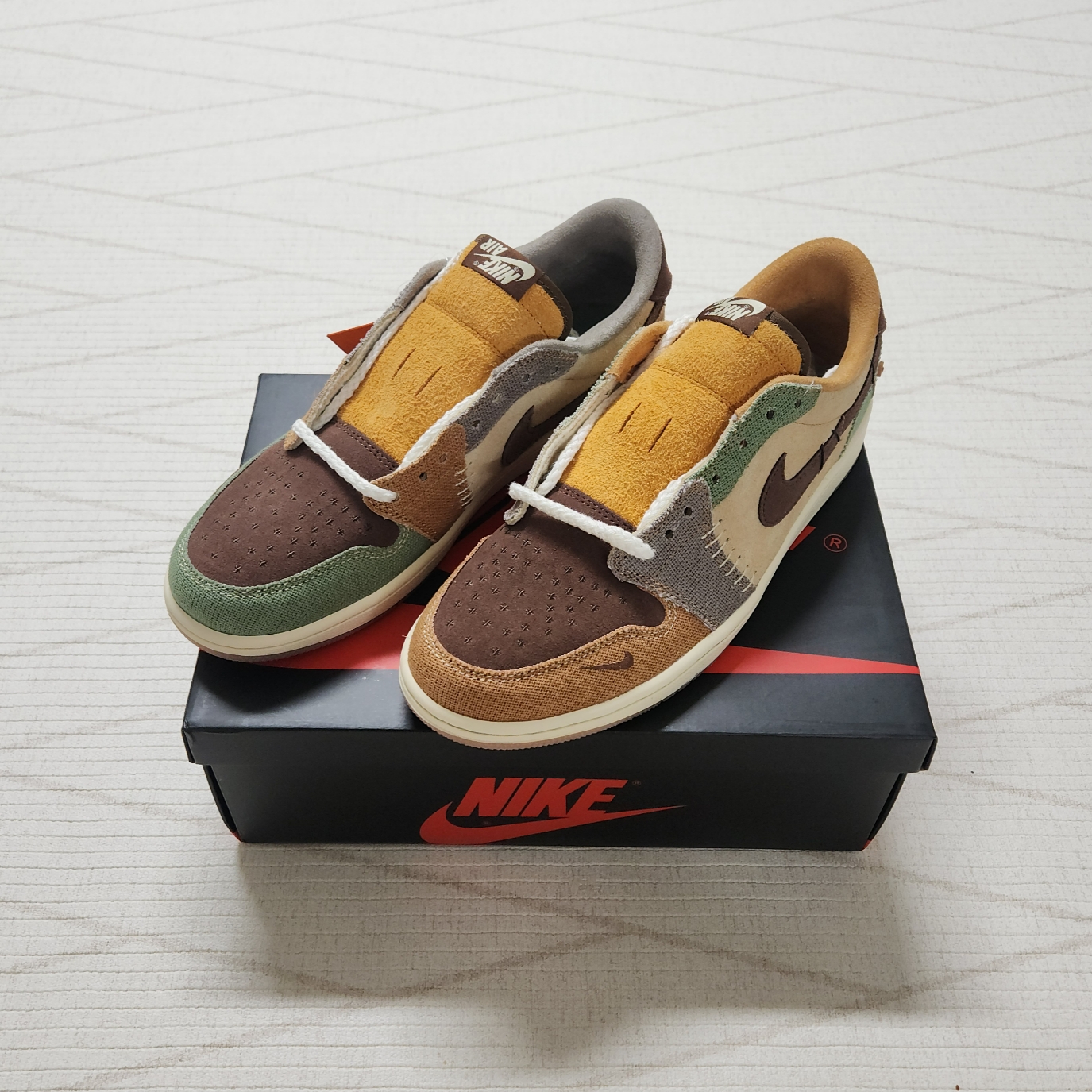 Jordan 1 x Zion Williamson Retro Low OG Flax and Oil Green 착용 스타일 - 1