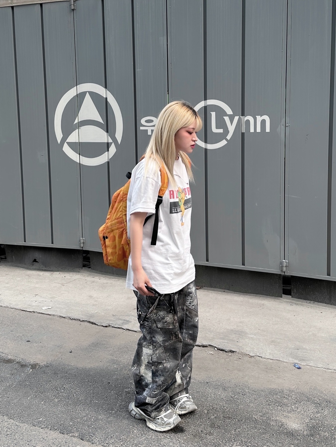 (W) Balenciaga 3XL Sneakers Light Beige, Porter x BAPE Color Camo Packable Day Pack Black 착용 스타일 - 1