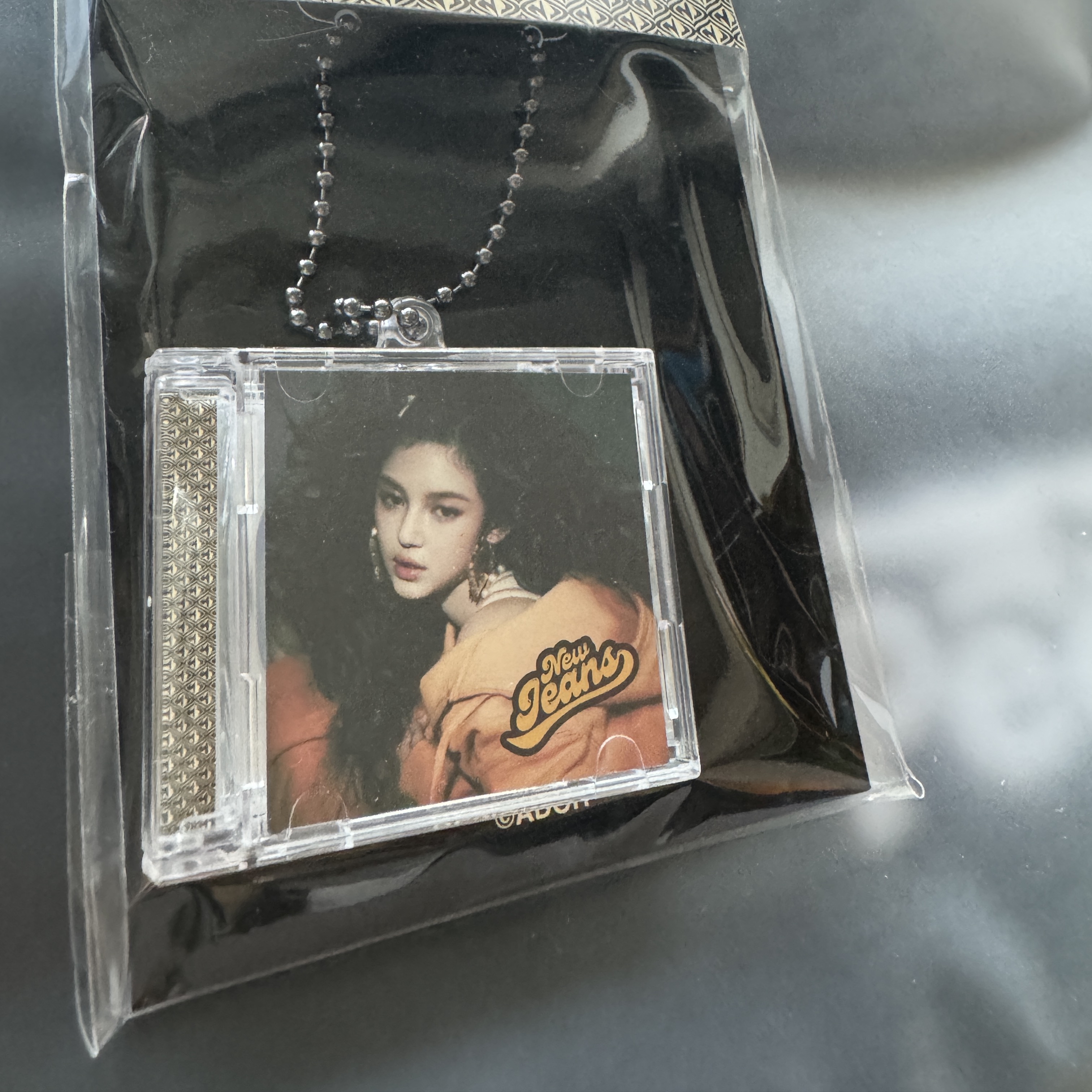 NewJeans How Sweet Mini CD Case Keyring Danielle 착용 스타일