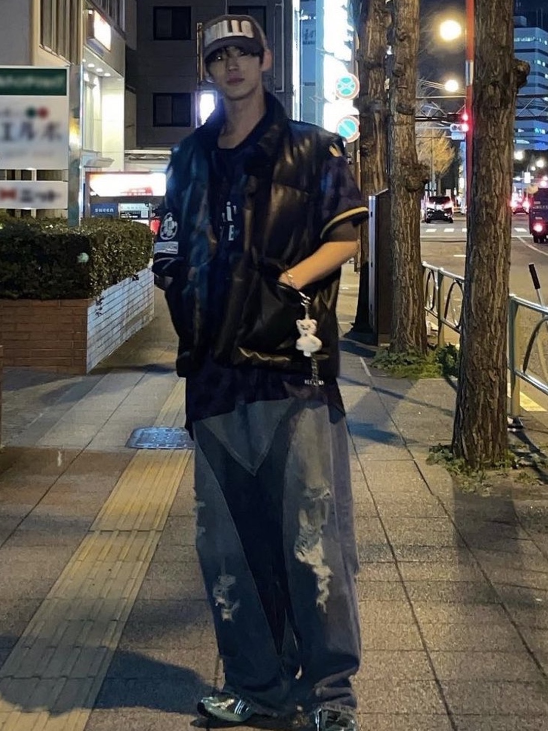Civision by CSC Vision Distressed Denim Pants Washed Blue, Civision by CSC Core Logo T-Shirt Black 착용 스타일 - 3
