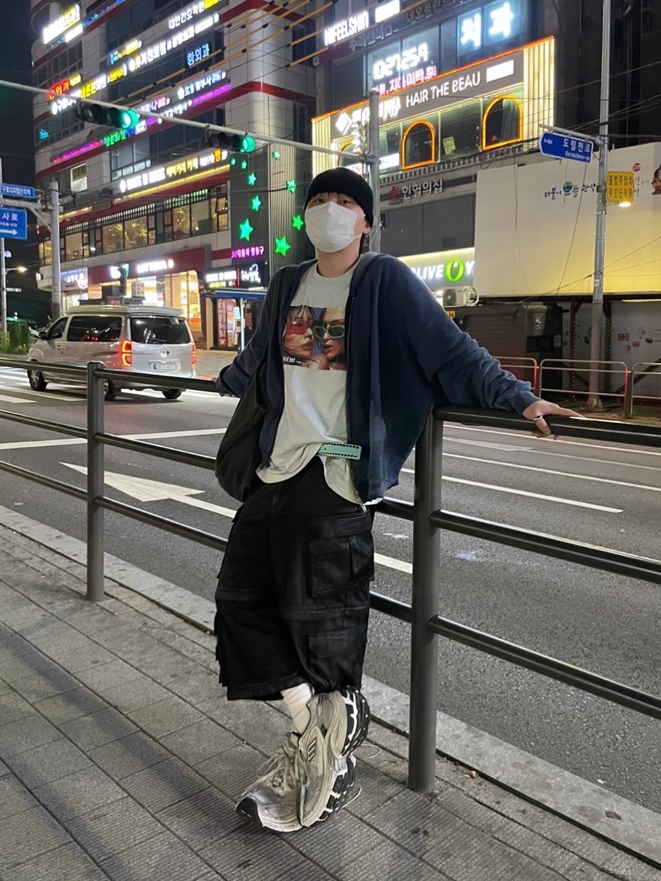 Farfromwhat Far Washed Hoodie Zip Up Black, Project G/R Oversized Convertible Cargo Pants Coated Black 착용 스타일 - 2