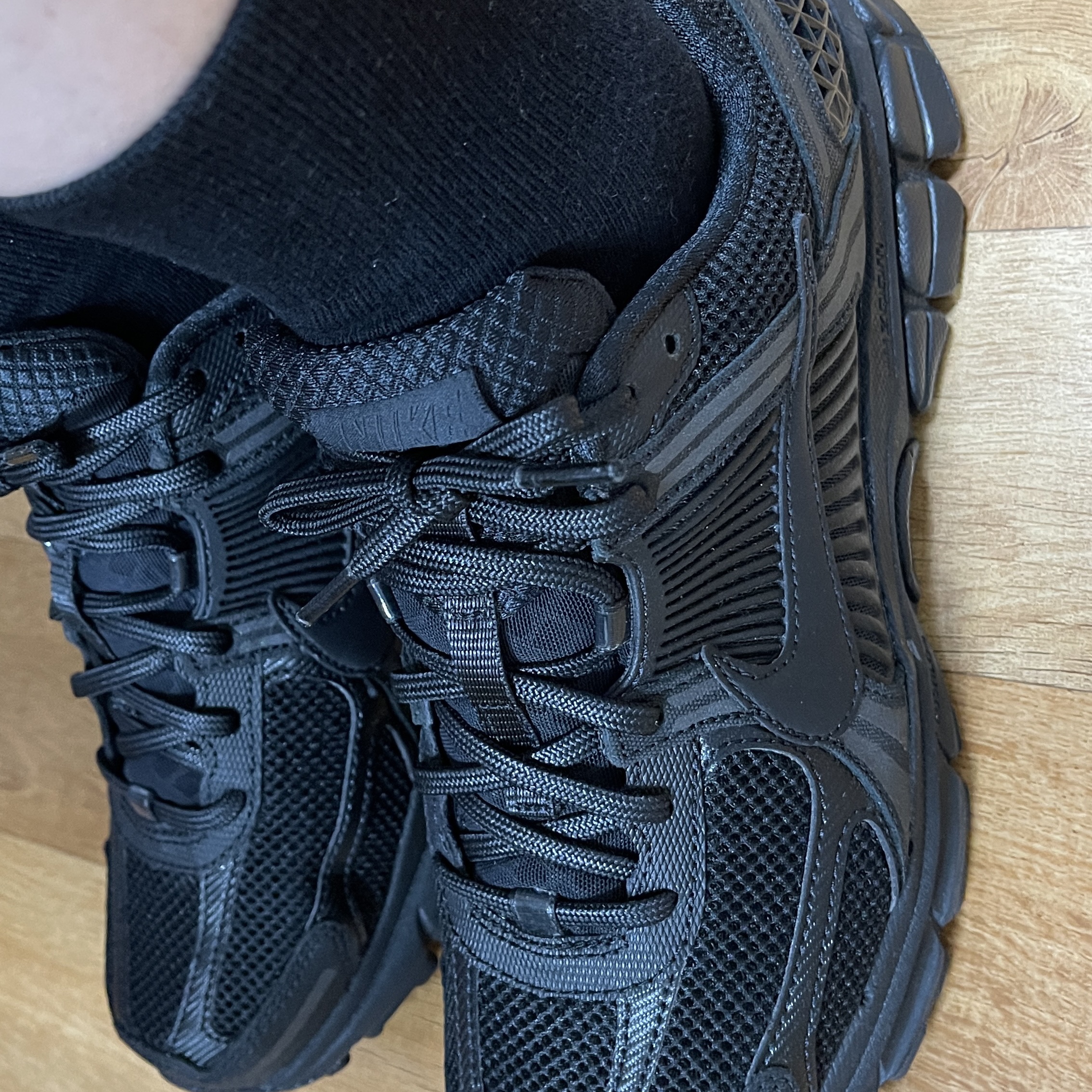Nike Zoom Vomero 5 SP Black 착용 스타일 - 2