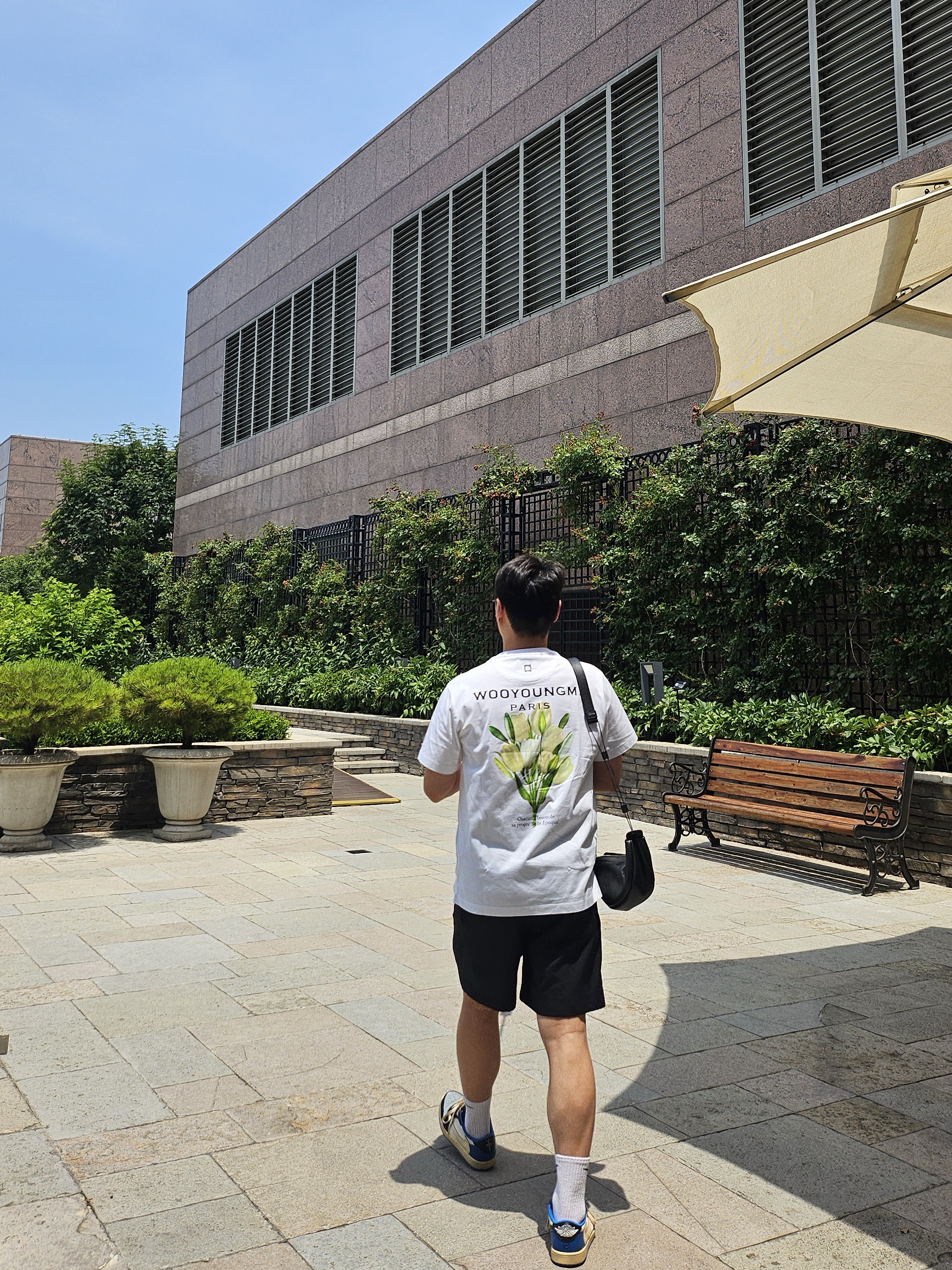 Wooyoungmi Flower Print Back Logo T-Shirt White - 22SS, Jordan 1 x Travis Scott x Fragment Retro Low OG SP Military Blue 착용 스타일 - 2